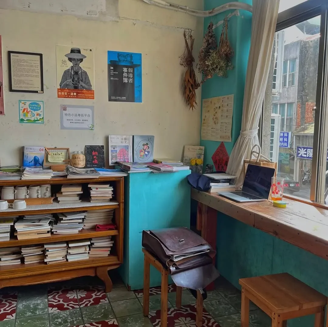 新營曬書店二樓窗邊的座位