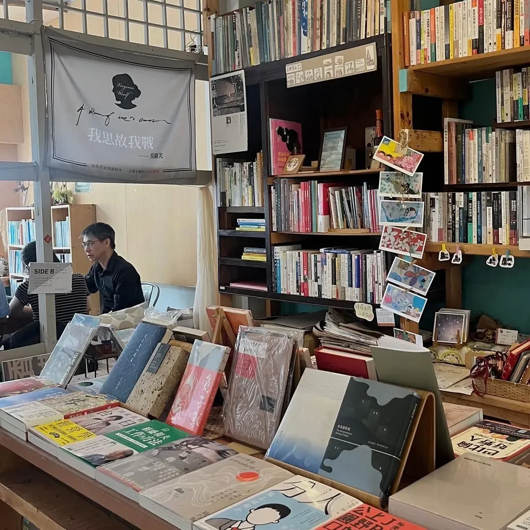 曬書店老闆張文彬接受學生訪談 interview