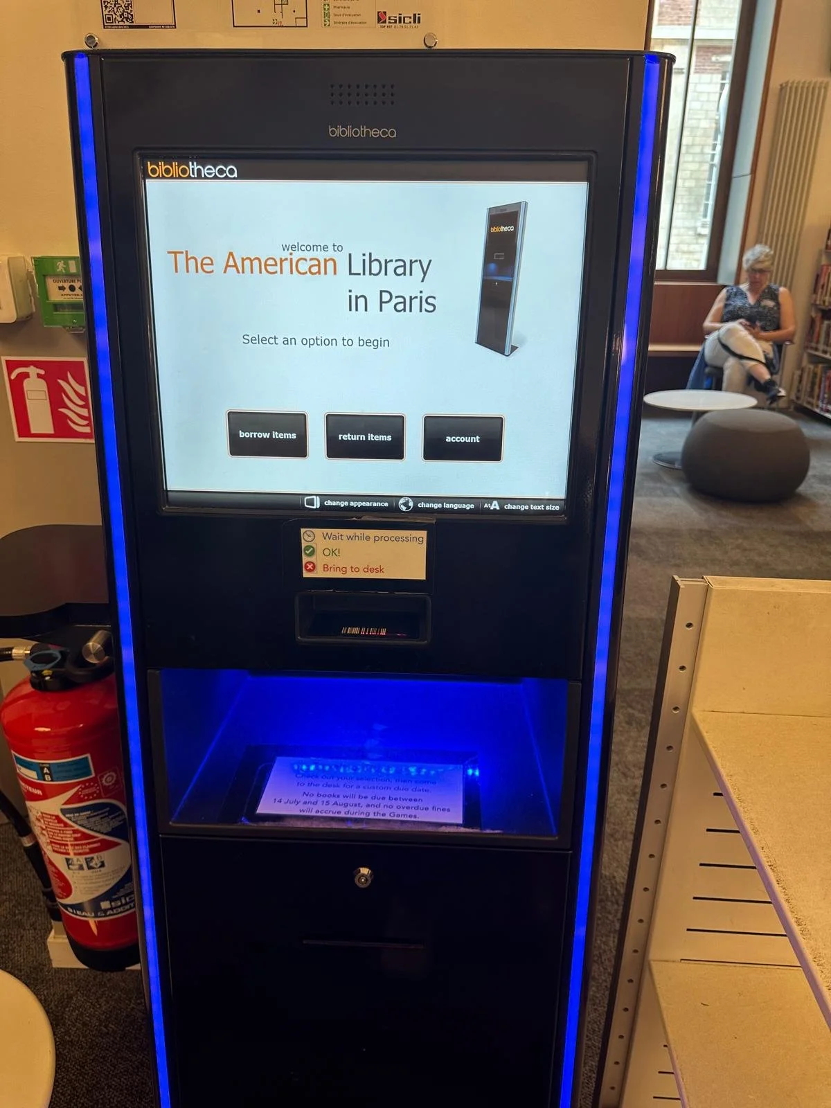 A kiosk at the American Library in Paris 