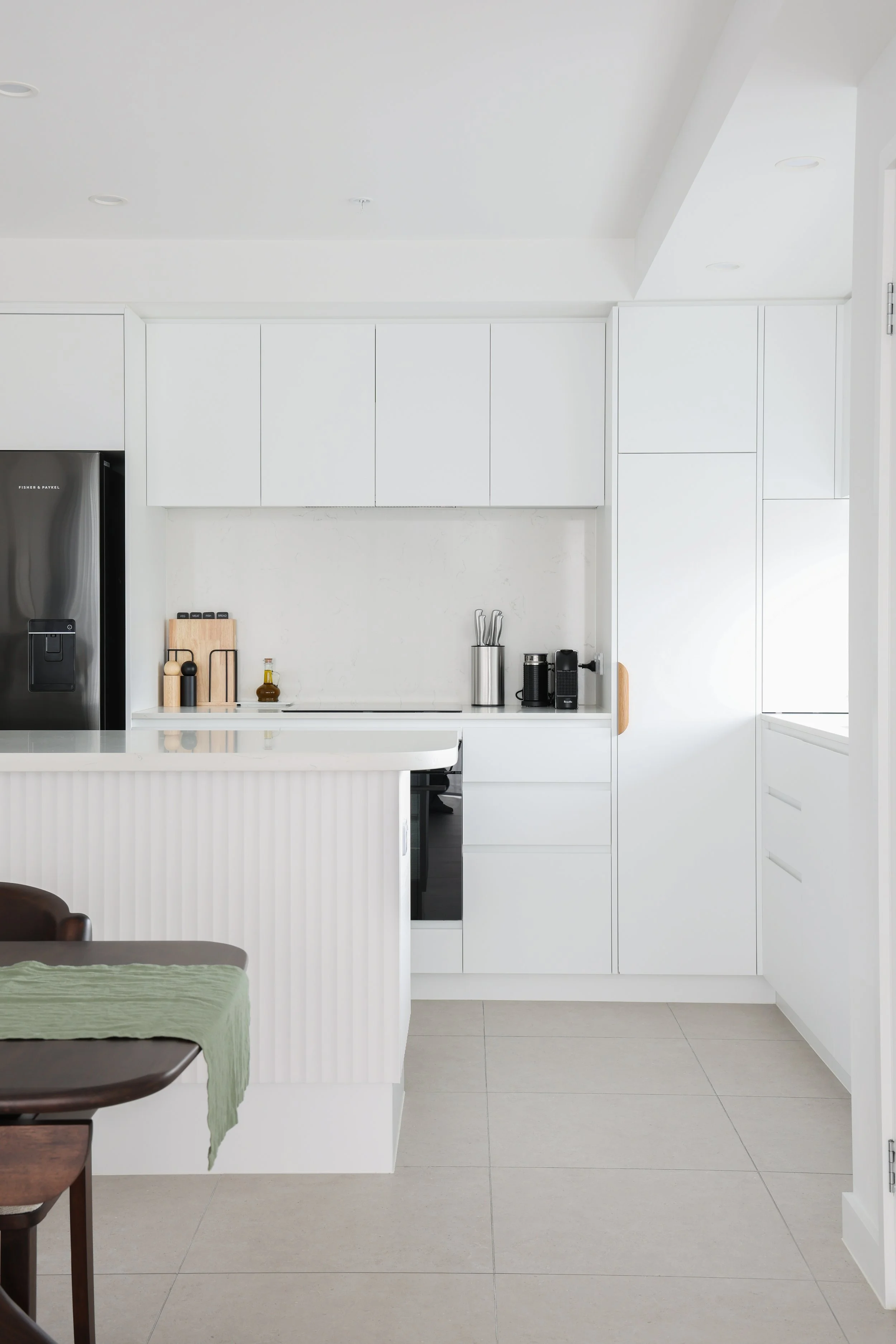 neutral-white-gold-coast-coastal-kitchen