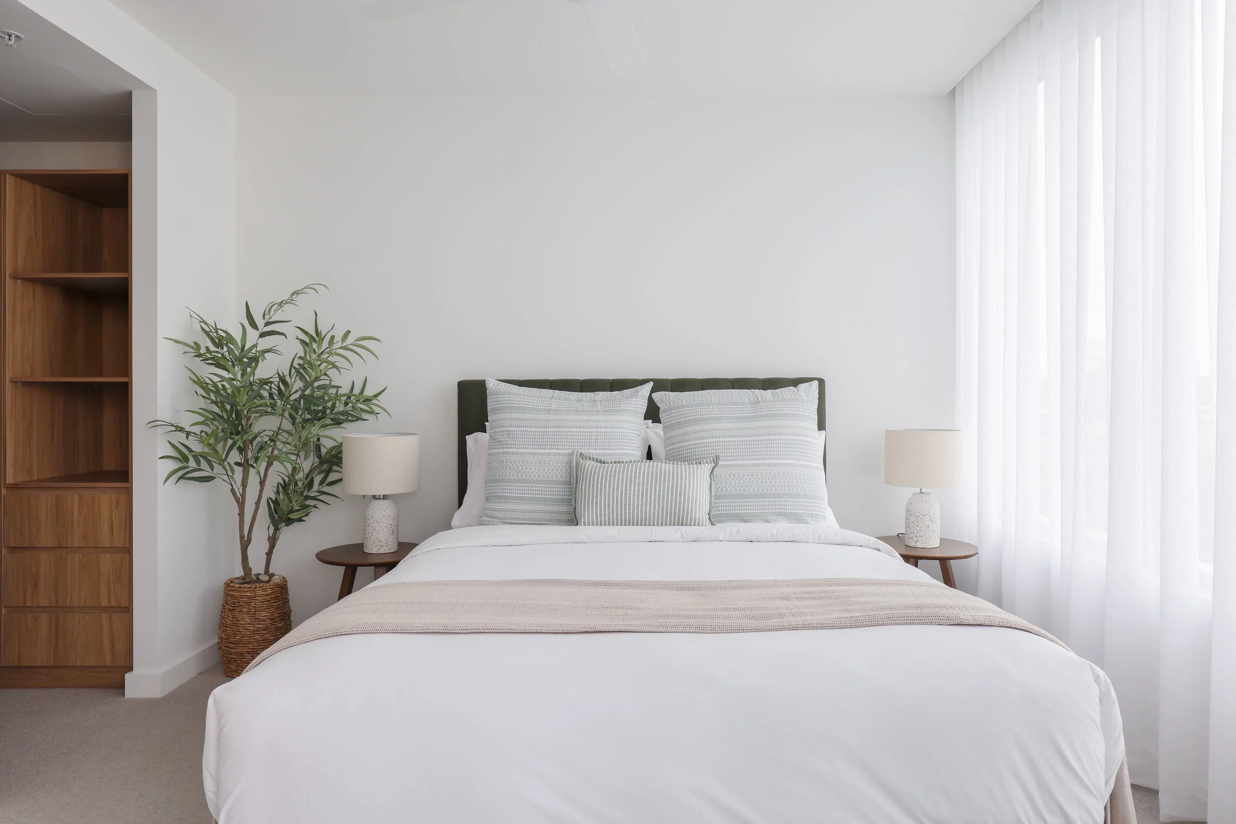 gold-coast-apartment-neutral-coastal-bedroom