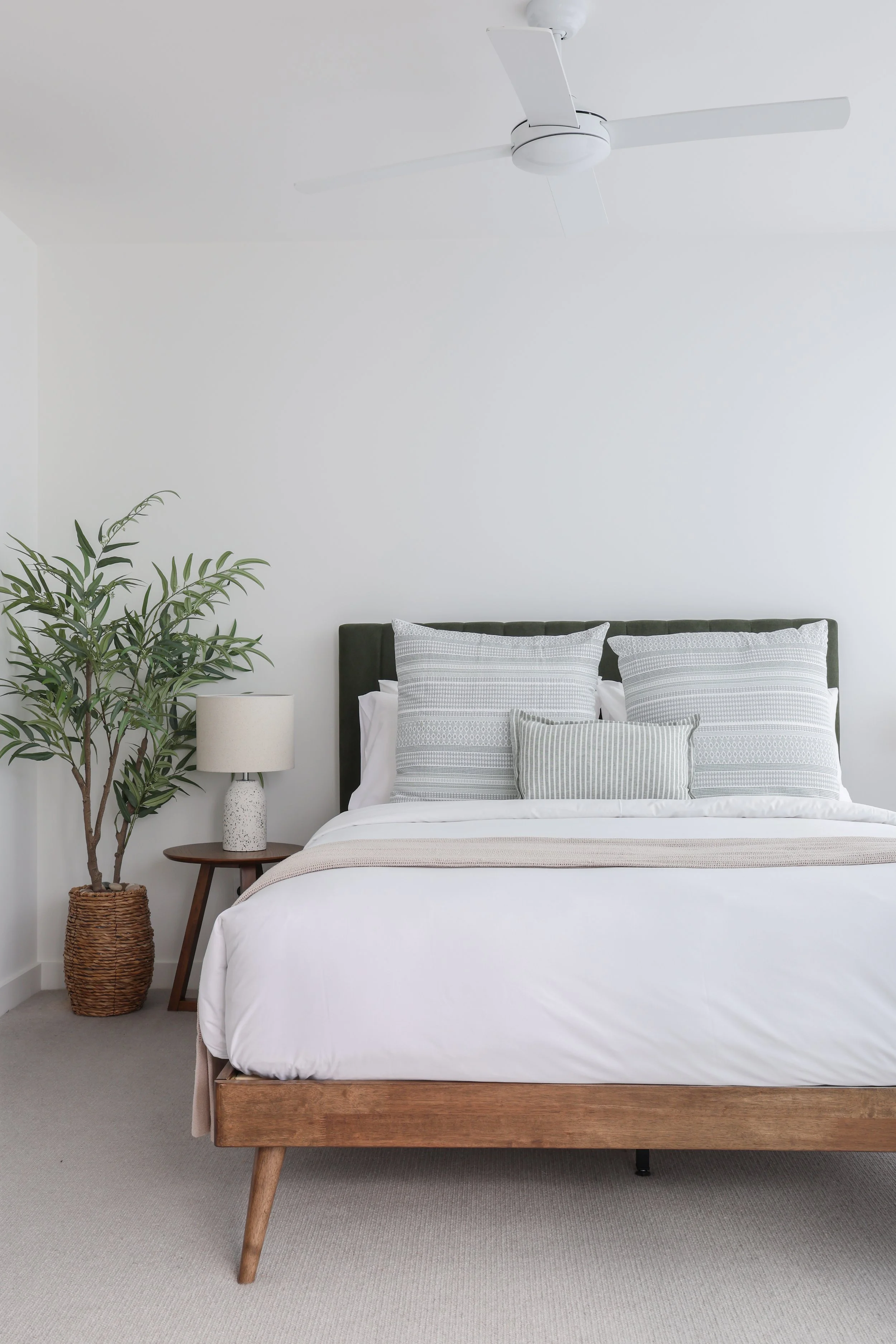 gold-coast-apartment-neutral-coastal-bedroom