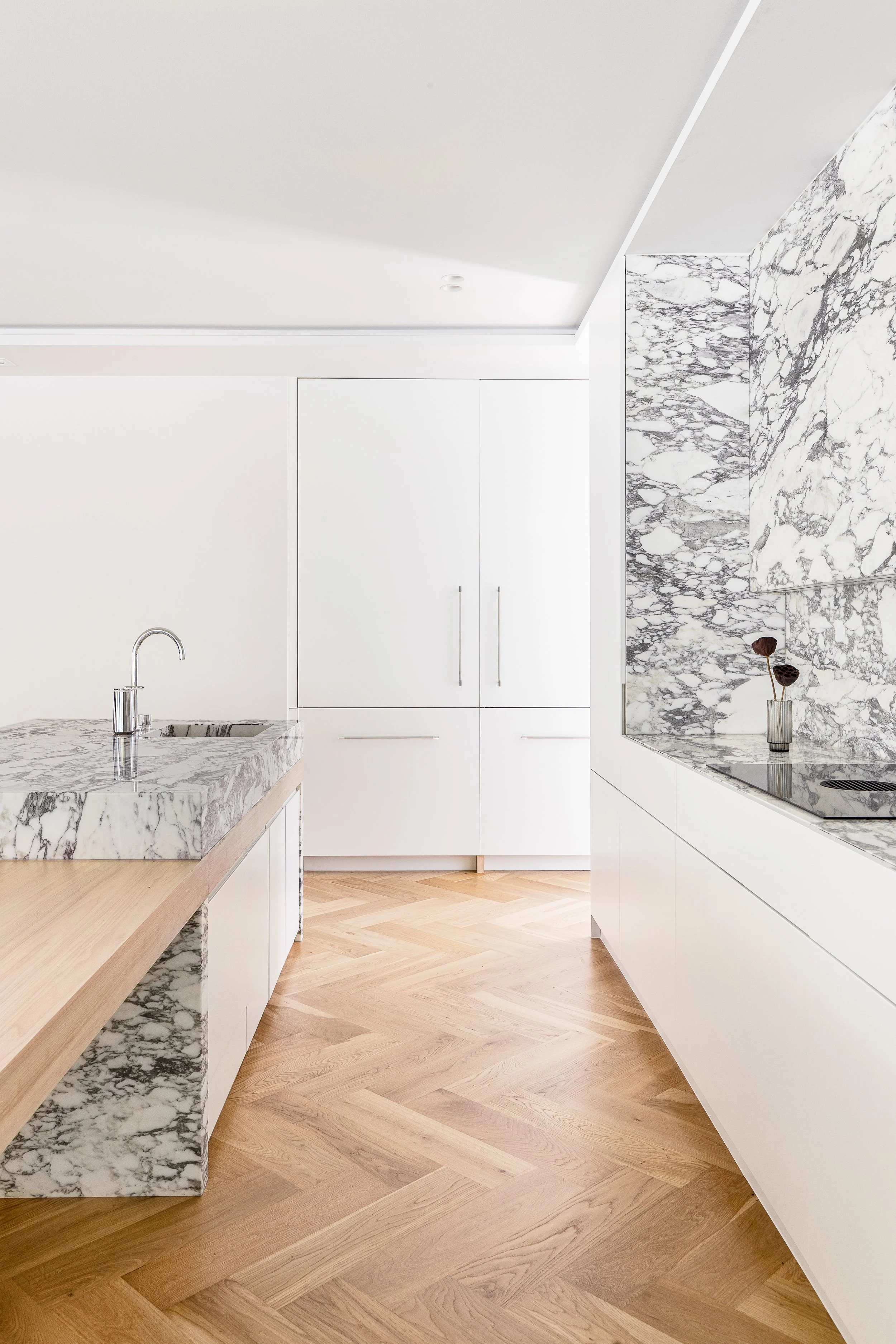 Corchia-Marble-Kitchen-Oak-Timber-Flooring-Neutral-Chrome-Tapware
