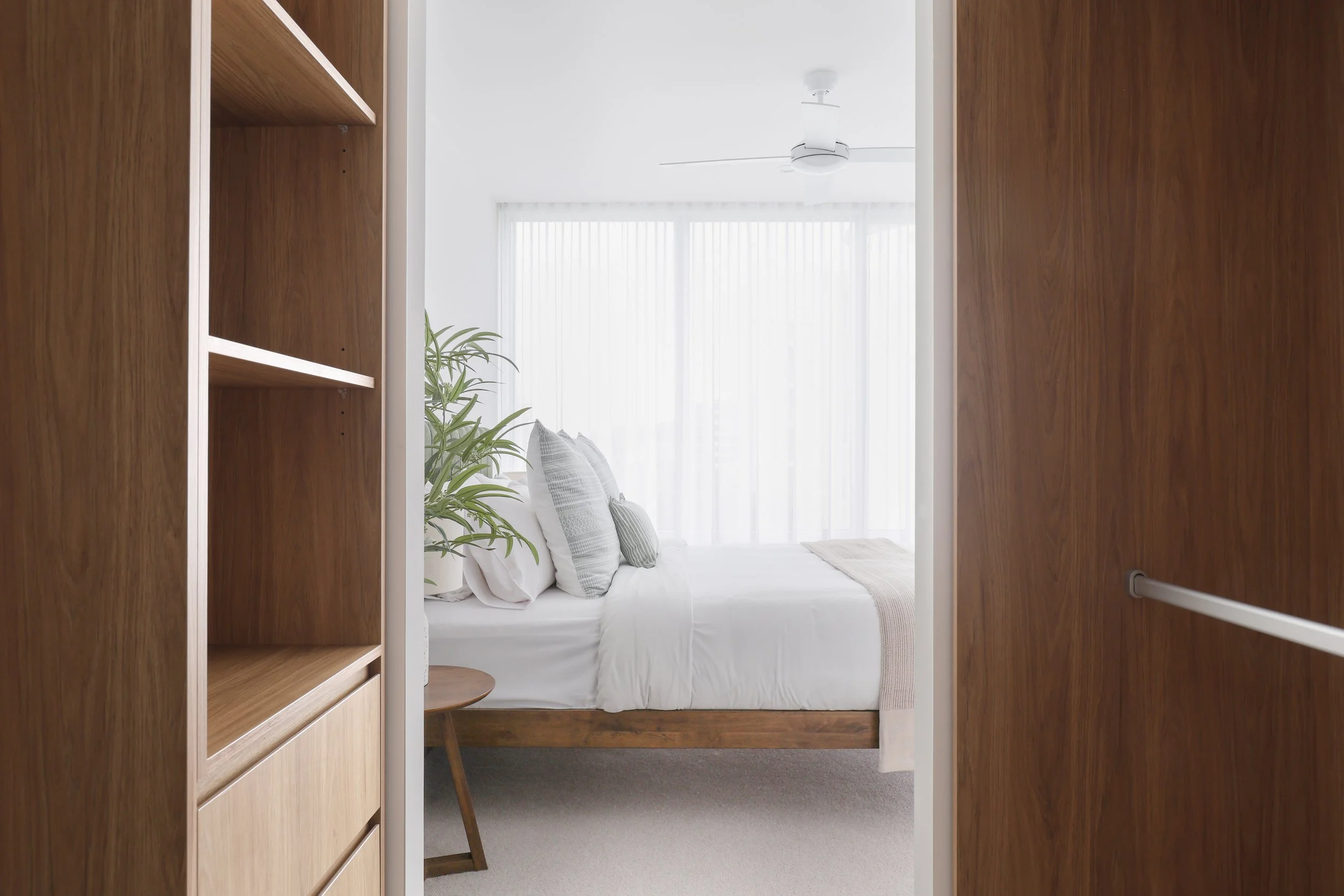 gold-coast-apartment-neutral-coastal-bedroom-walk-in-robe