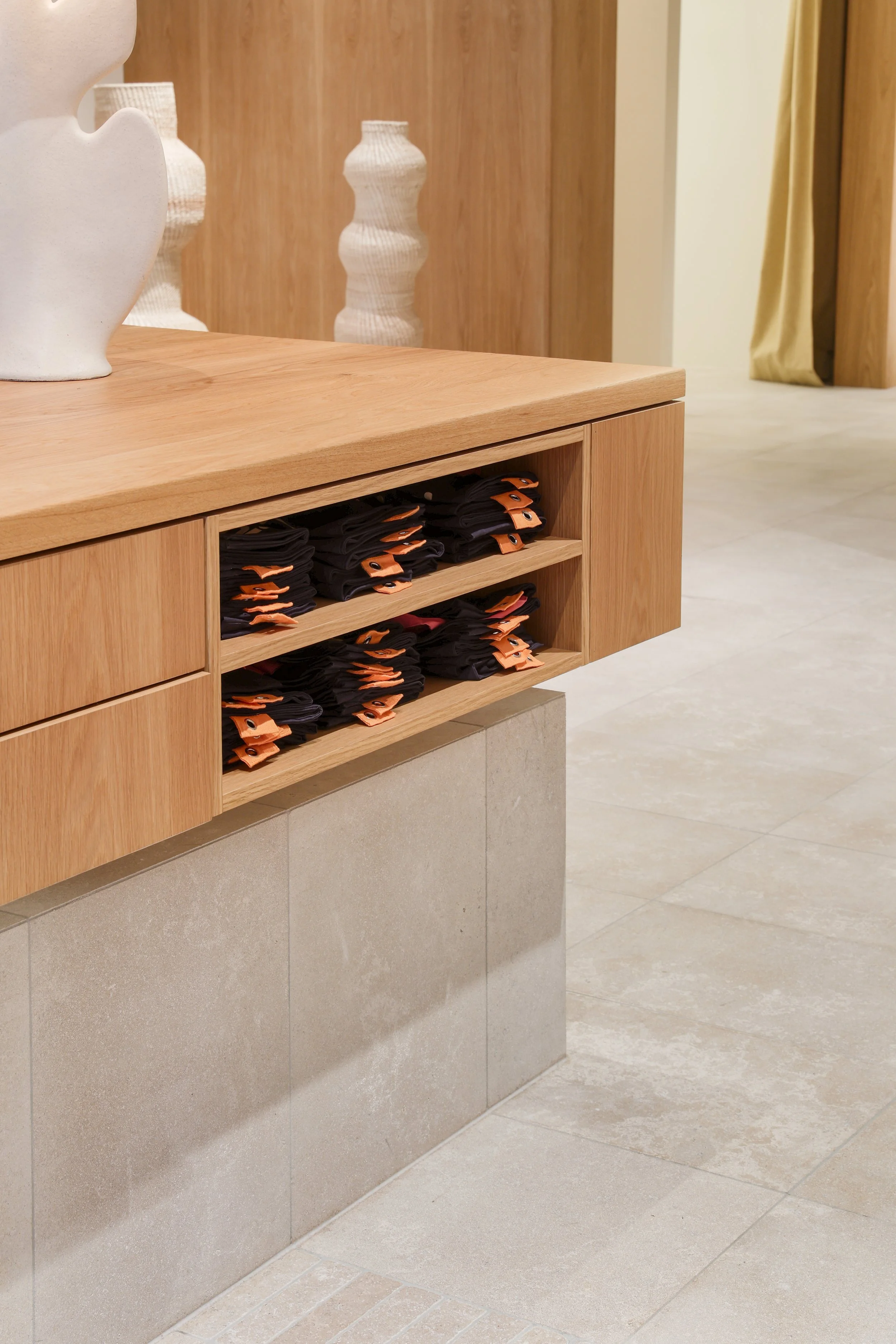 Mister-Zimi-tote-bags-service-desk