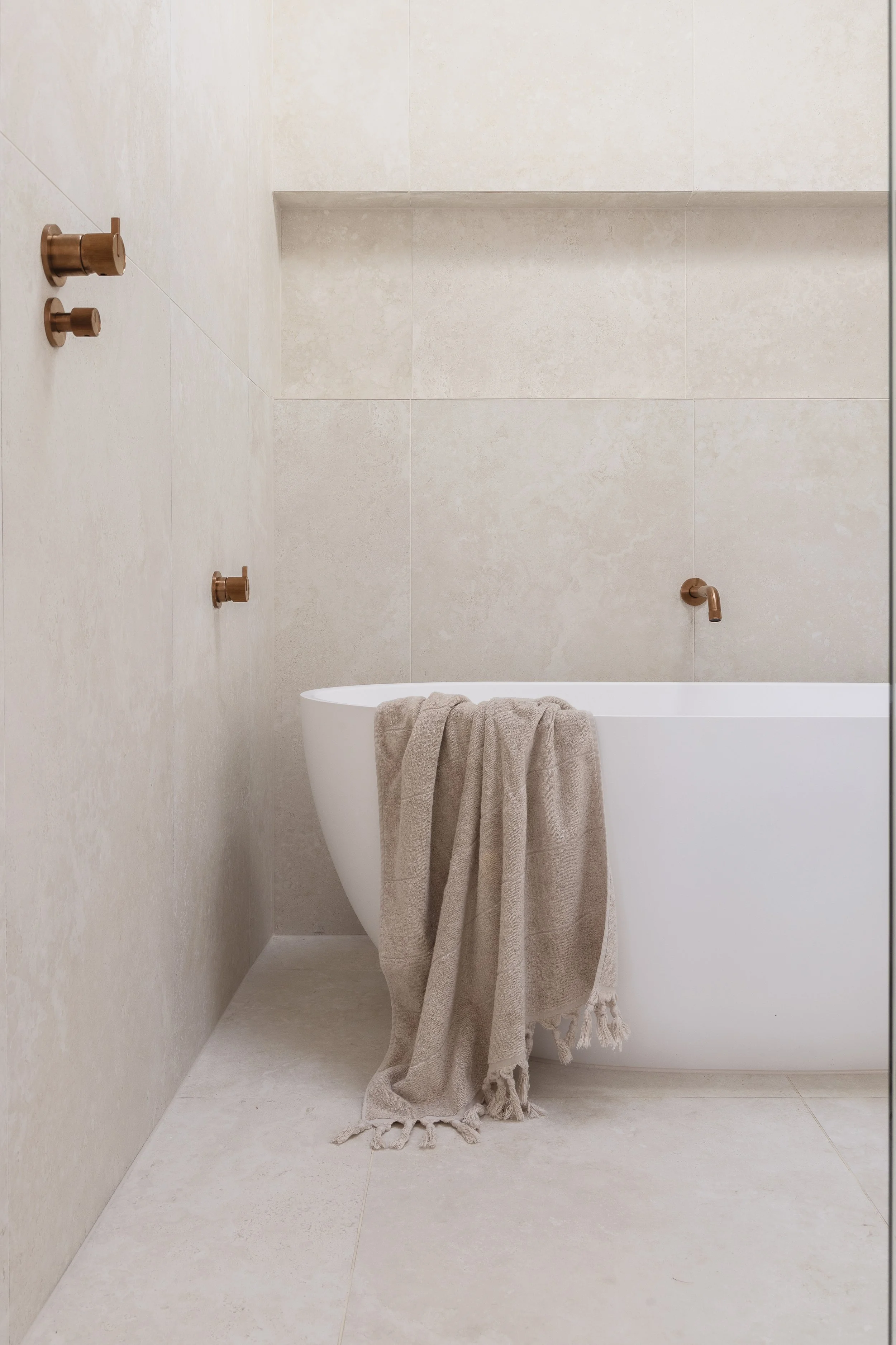 neutral-coastal-free-standing-bath-wet-area-bathroom