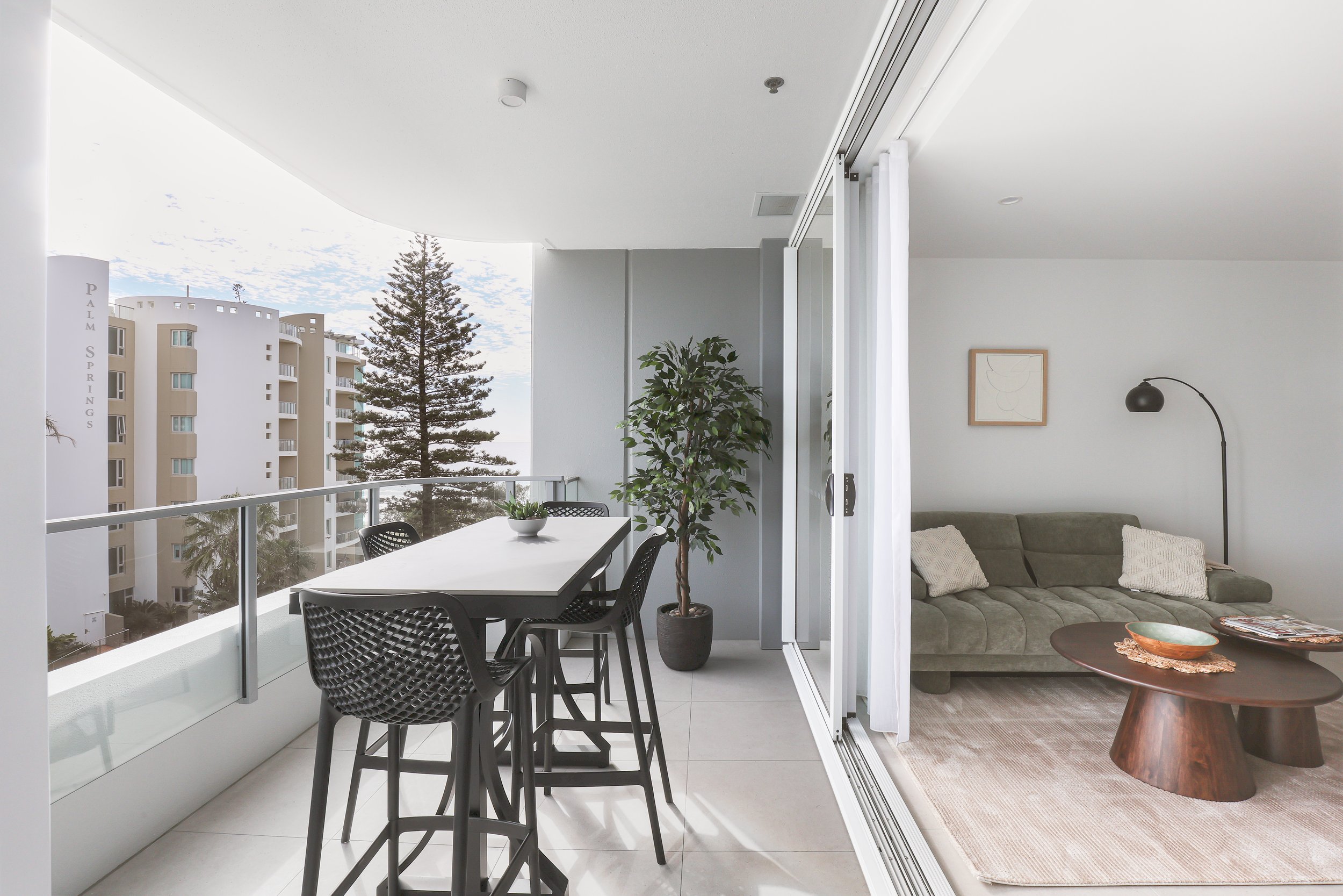 seaclusion-gold-coast-apartment-coastal-balcony-and-living