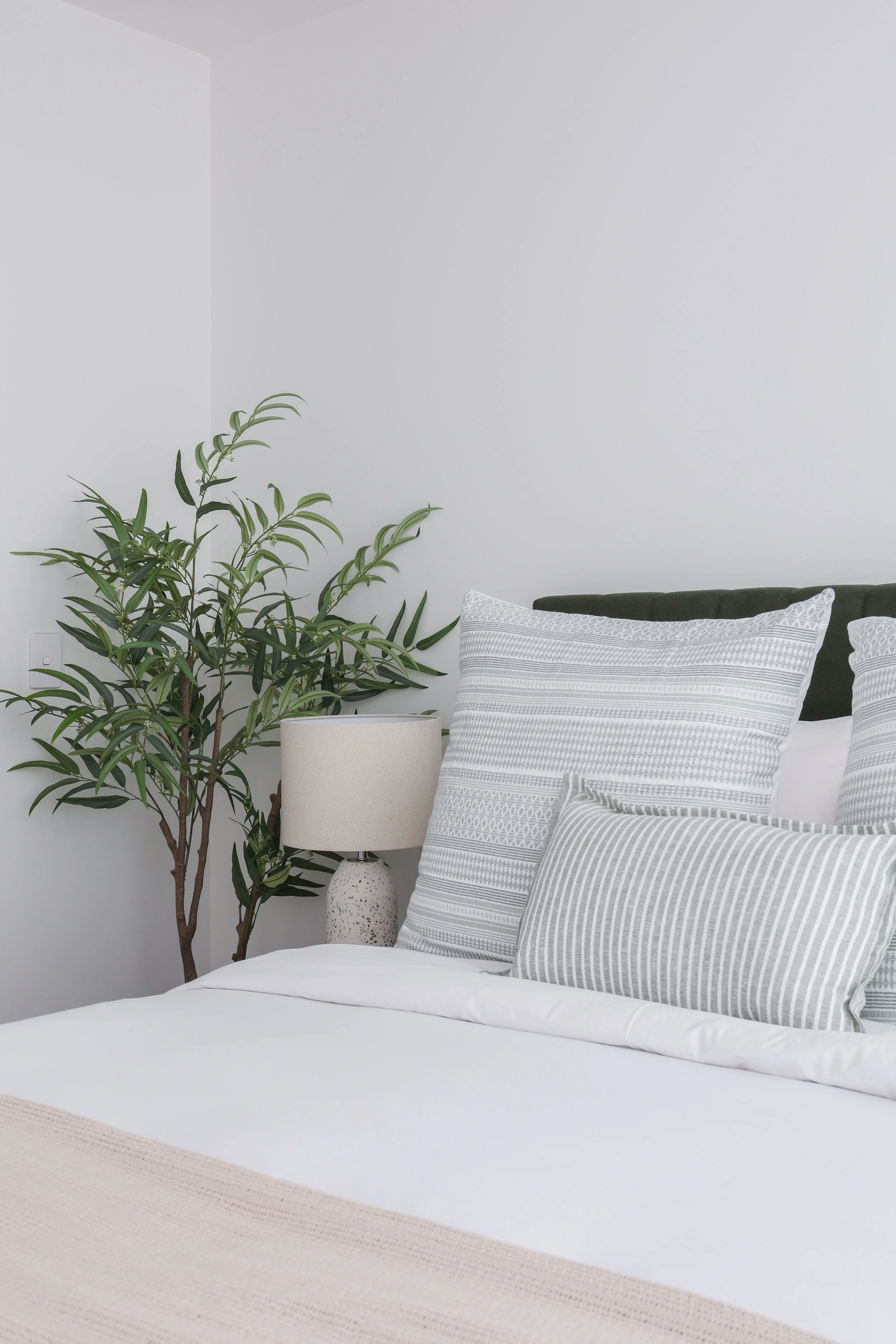 gold-coast-apartment-neutral-coastal-bedroom