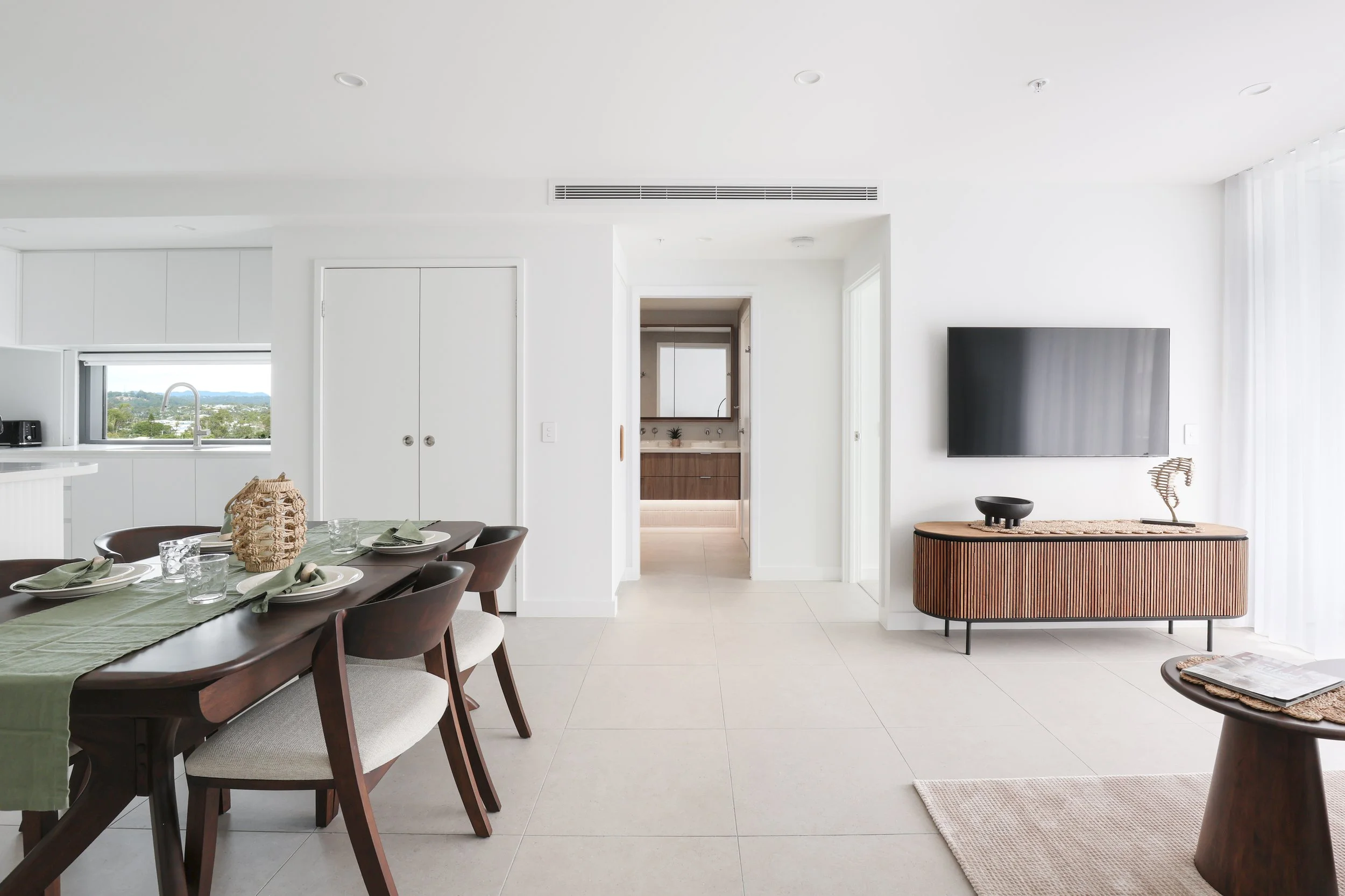 seaclusion-gold-coast-apartment-neutral-coastal-open-living-dining-kitchen