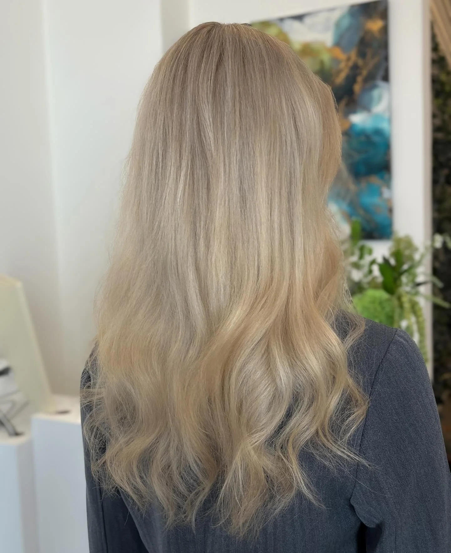 En l&aelig;kker soft blonde - lige som vi elsker det 💫☀️

#ateliergross #fris&oslash;r #fris&oslash;raarhus #aarhus #babylights #balayage #airtouch #sommervibes #blondehair #hairgoals #gloss #idhair #idhairprofessional