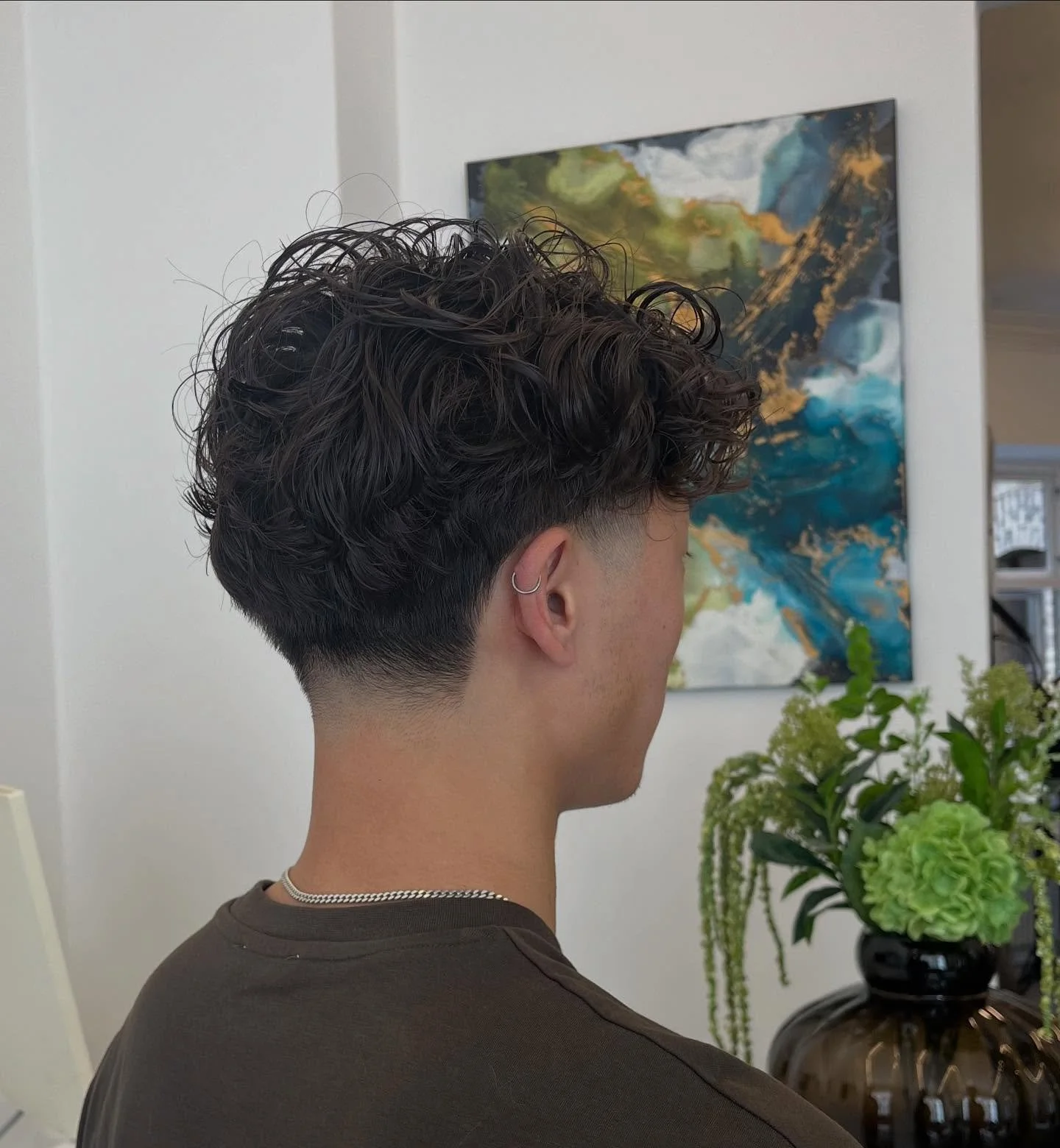 Permanente kr&oslash;ller beh&oslash;ver ikke se unaturligt ud - selv i et glat asiatisk h&aring;r kan man f&aring; mere liv og struktur 😎❤️&zwj;🔥

#ateliergross #fris&oslash;r #fris&oslash;raarhus #aarhus #perm #menshair #permanentekr&oslash;ller 