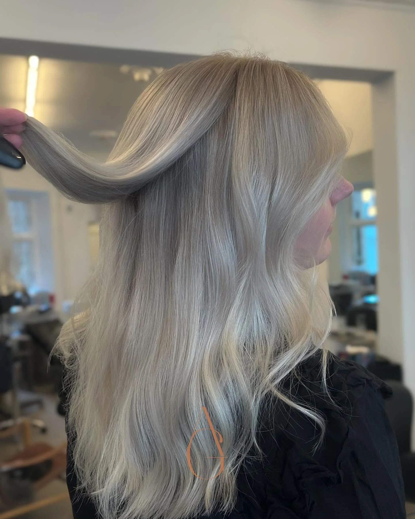 Helt lyse babylights men med en bl&oslash;d overgang til bunden - ser en smule mere naturligt ud og giver en meget p&aelig;nere udgroning 🤍🧚🏼&zwj;♀️

#ateliergross #fris&oslash;r #fris&oslash;raarhus #aarhus #babylights #airtouch #blonde #blondehi