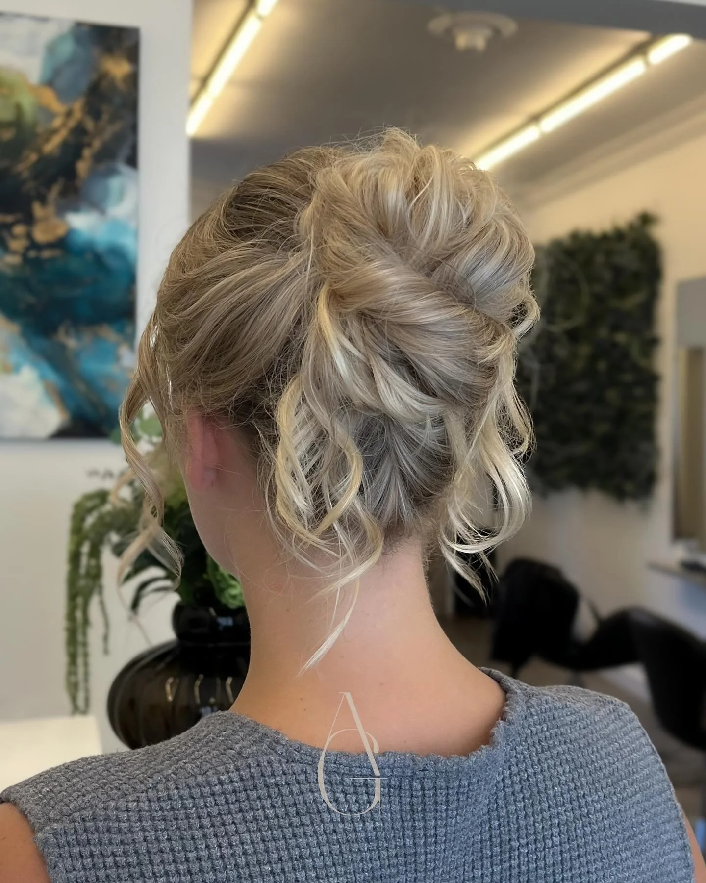 Skal du have sat dit h&aring;r til en festlig lejlighed? S&aring; er det ogs&aring; noget jeg tilbyder! Send mig en besked for at h&oslash;re mere om ops&aelig;tninger og styling 🌷🥂✨ 

#ateliergross #ops&aelig;tning #styling #updo #bridalinspo #idh