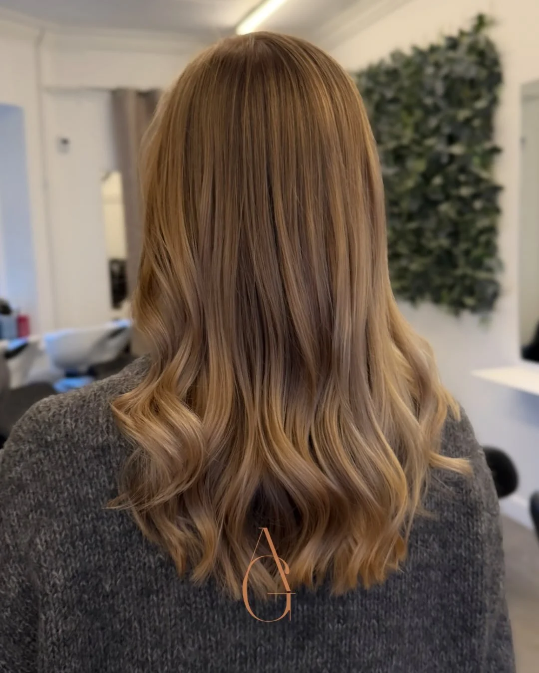 Jeg eeelsker de her lidt m&oslash;rkere og meget mere naturlige farver - perfekt til dig der vil have en farve, der kr&aelig;ver mindre vedligehold 🌸

#ateliergross #fris&oslash;r #fris&oslash;raarhus #aarhus #reversebalayage