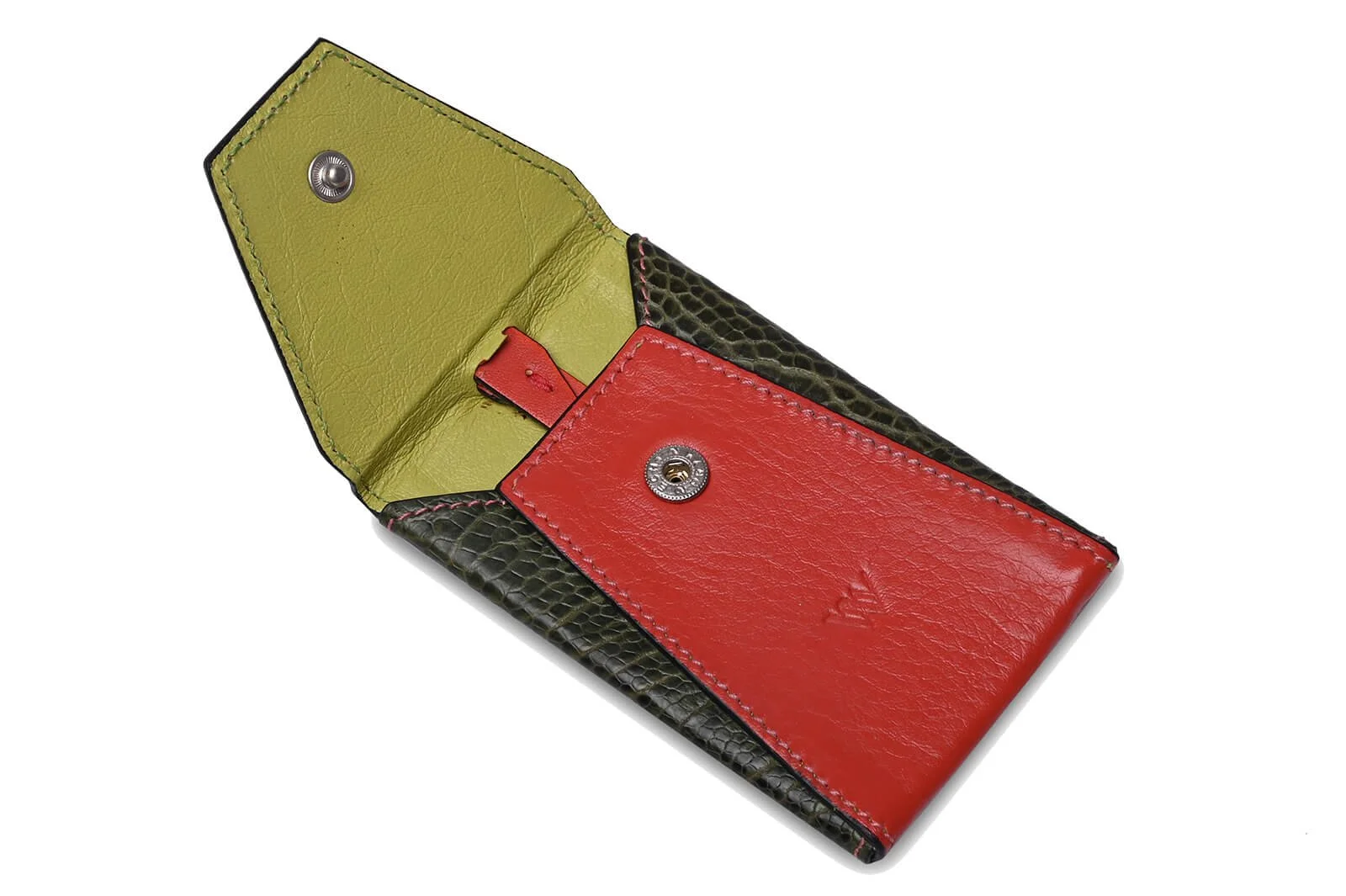 Offene Packs zum Aufbewahren von kleinen Gegenständen, innen grün und rot, außen schwarz mit Snake-Print.
