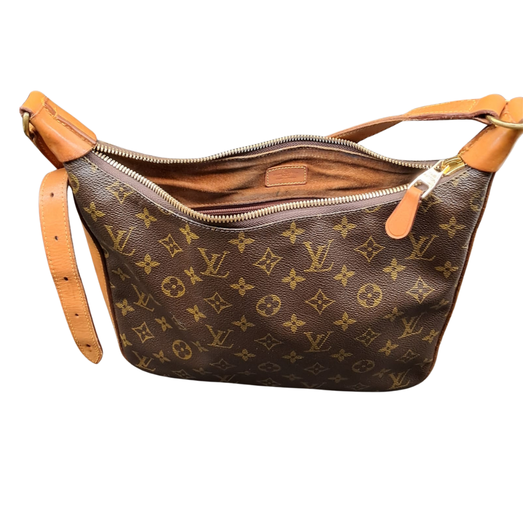 Louis Vuitton Handtasche mit Monogramm-Design und braunem Lederdetail, offen, ohne Inhalt sichtbar