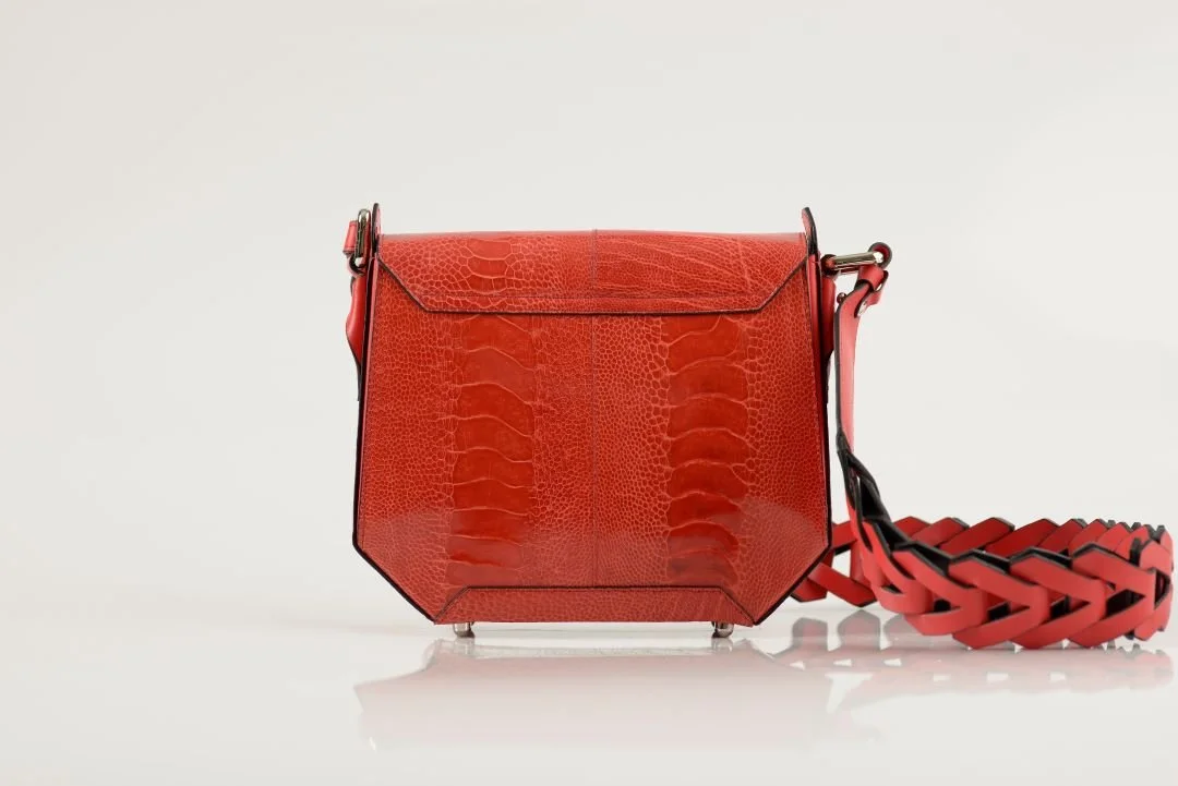 105 Lia_Leg_Kopp Red_Back rediced.jpg