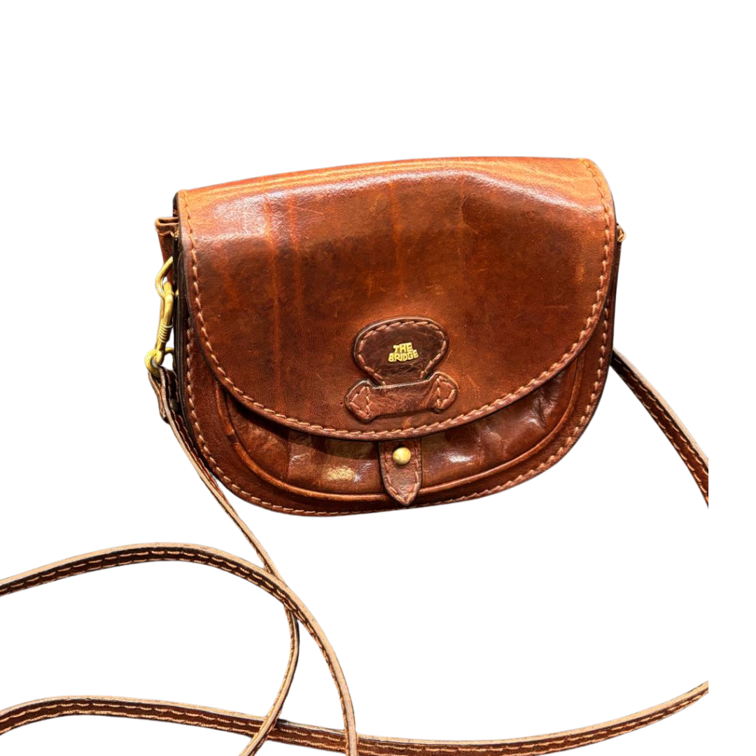 Braune Ledertasche mit einem kleinen Logo, das 