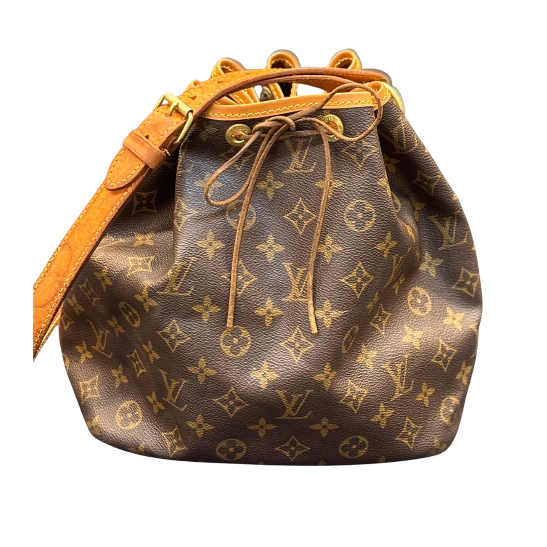 Louis Vuitton Taschen in Monogram-Design mit braunen Ledergravuren.