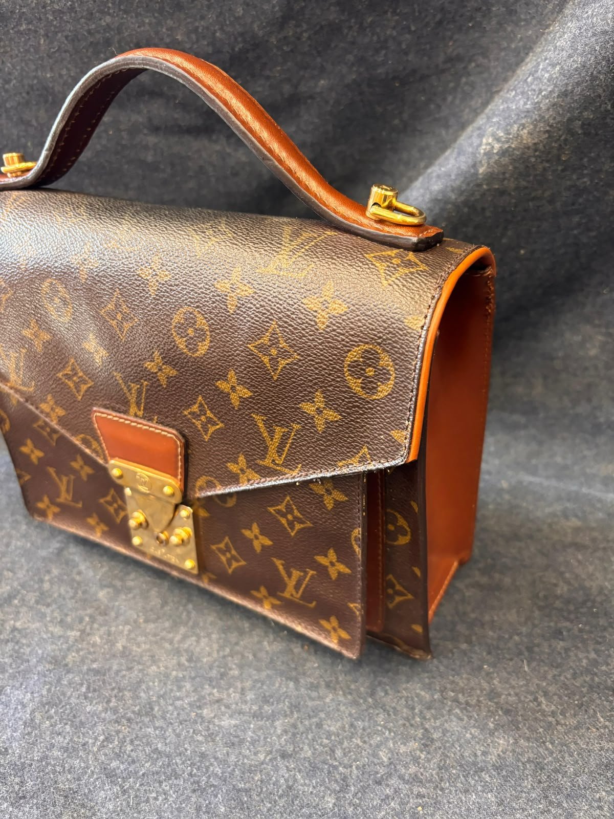Louis Vuitton Tasche mit Vachetta-Leder-Henkel in der Werkstatt von Lederwaren Winklmayr