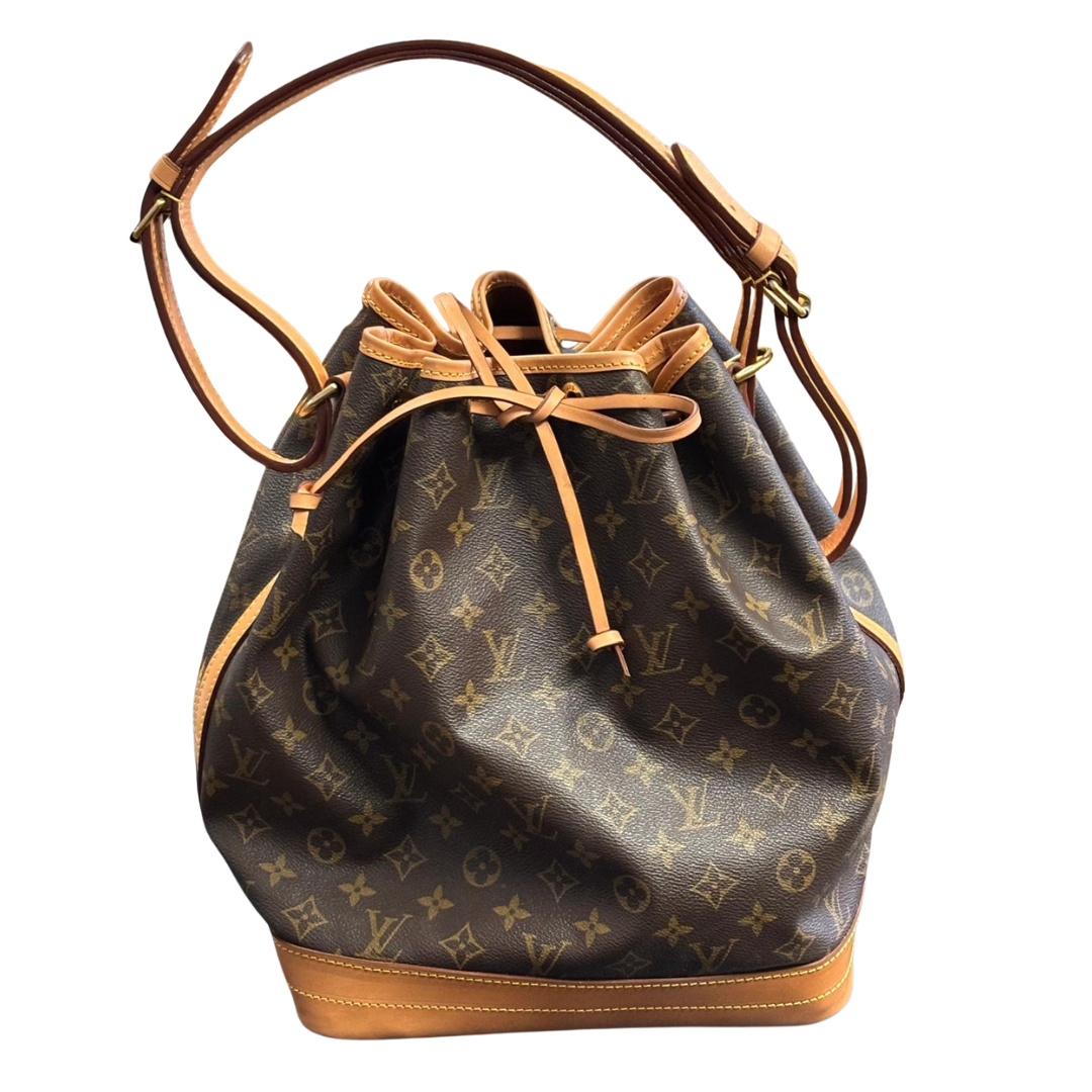 Louis Vuitton Rucksack mit Monogramm-Design und Lederdetails, geschlossen mit Kordelzug.