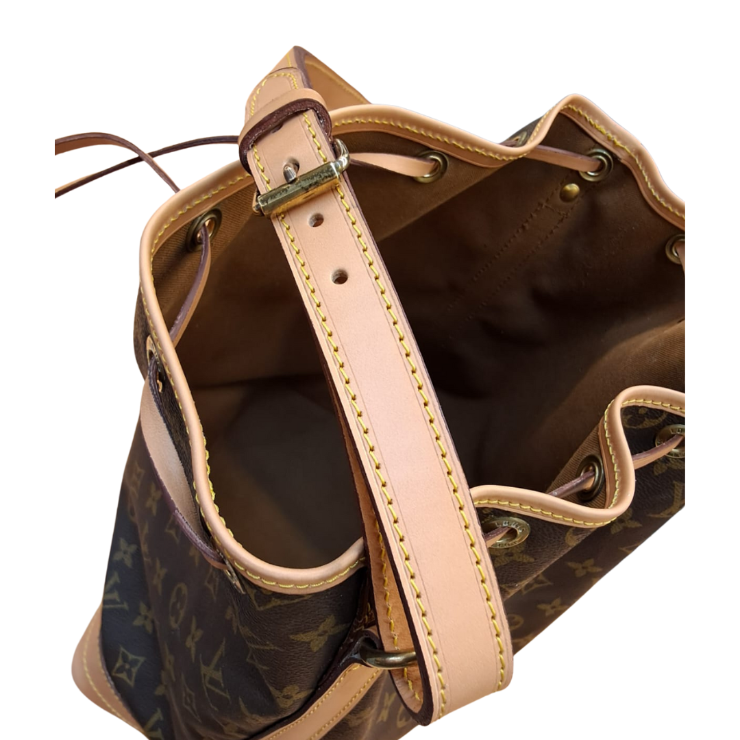 Innenansicht einer Louis Vuitton Handtasche mit braunen Stoff und goldfarbenen Details.