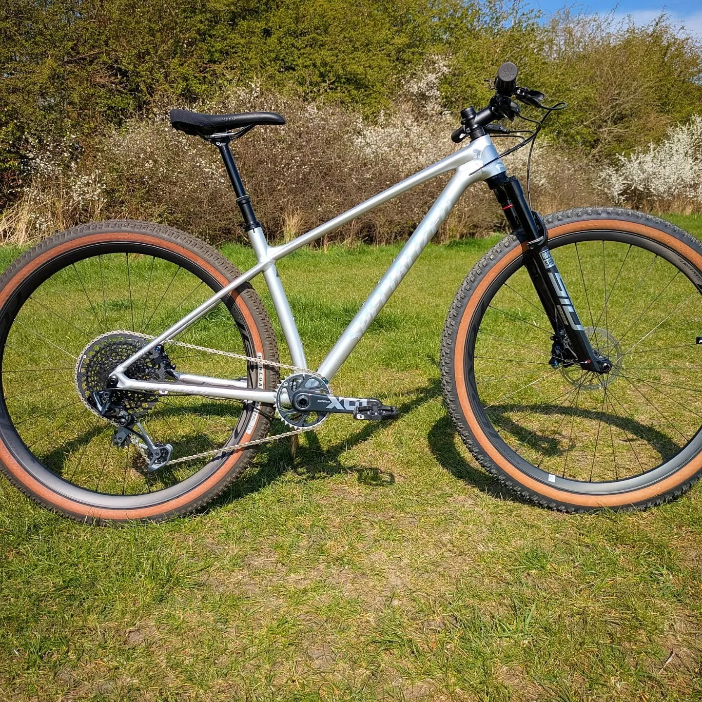 Brand new @iamspecialized_mtb Chisel in for some heavy upgrades. Top shelf components from @rovalcomponents @srammtb @rockshox @bikeyoke @peatysproducts to get this build super light ready for summer XC.
We fitted - Rockshox Sid Ultimates, Roval Cont