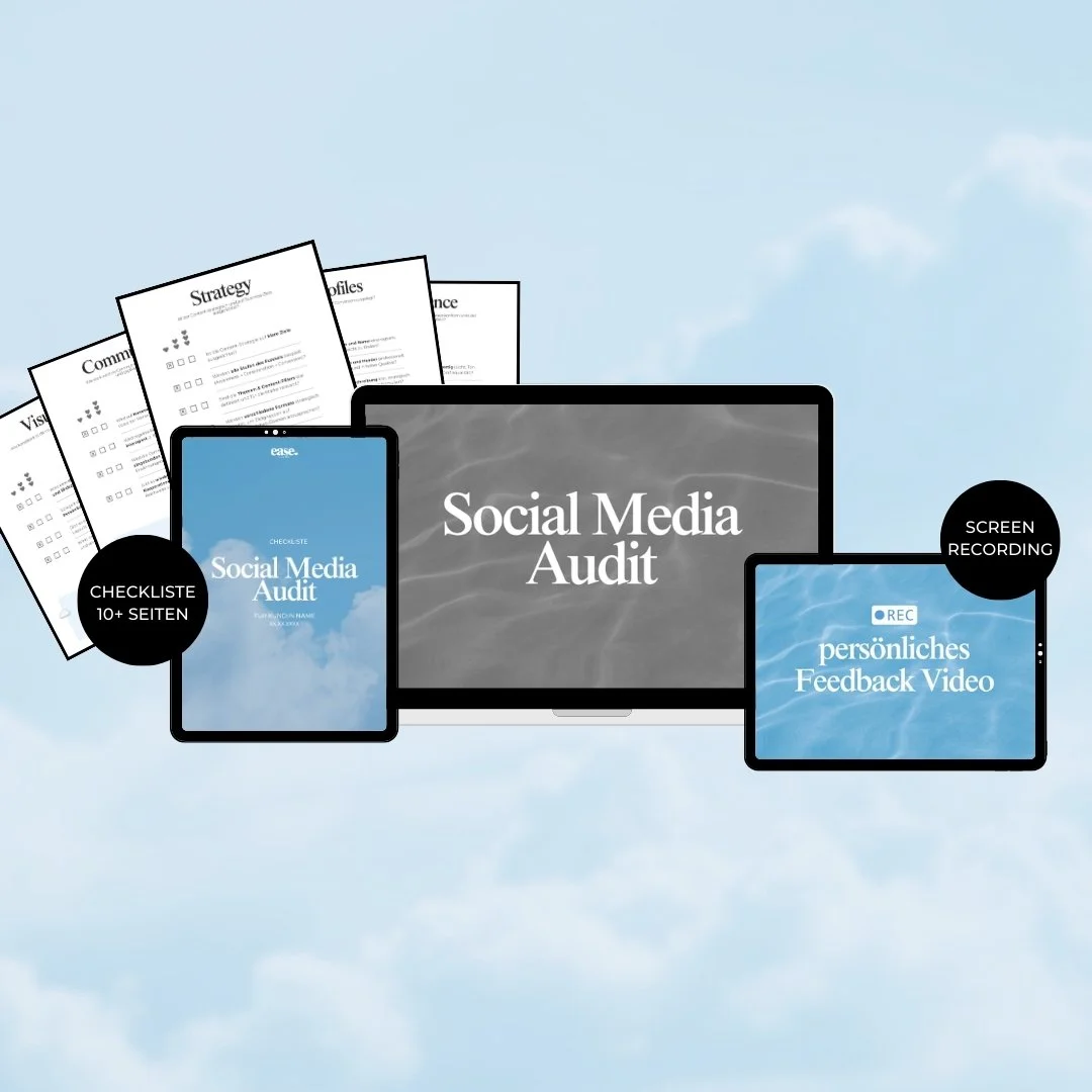 Ein Bildschirm mit der Aufschrift "Social Media Audit" und verschiedene digitale Geräte und Dokumente rundherum, die eine Checkliste, ein Video und Bildschirmaufnahmen zeigen, auf einem hellblauen Himmel-Hintergrund.