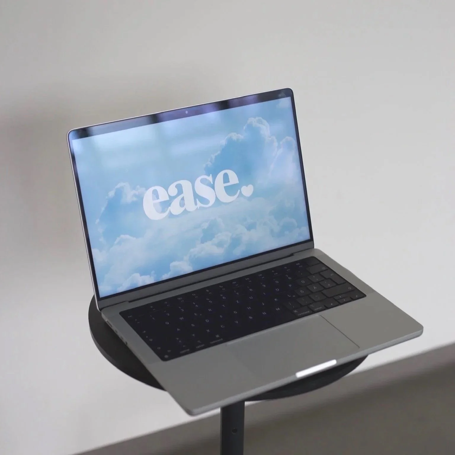 Laptop auf Hocker mit Branding Hintergrund Ease Socials Logo Wolken