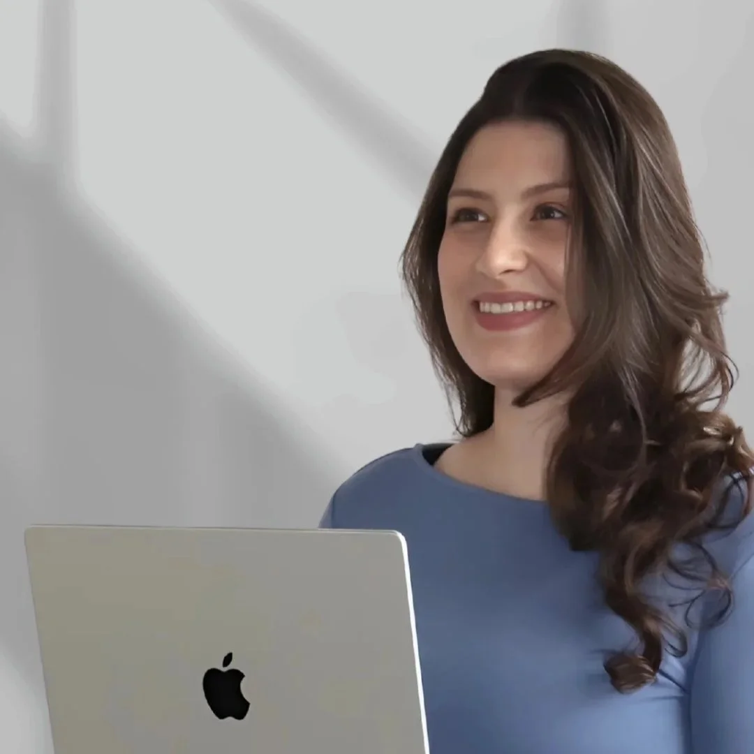 Portrait Foundering Ivana Ease Socials mit Laptop und blauem Oberteil