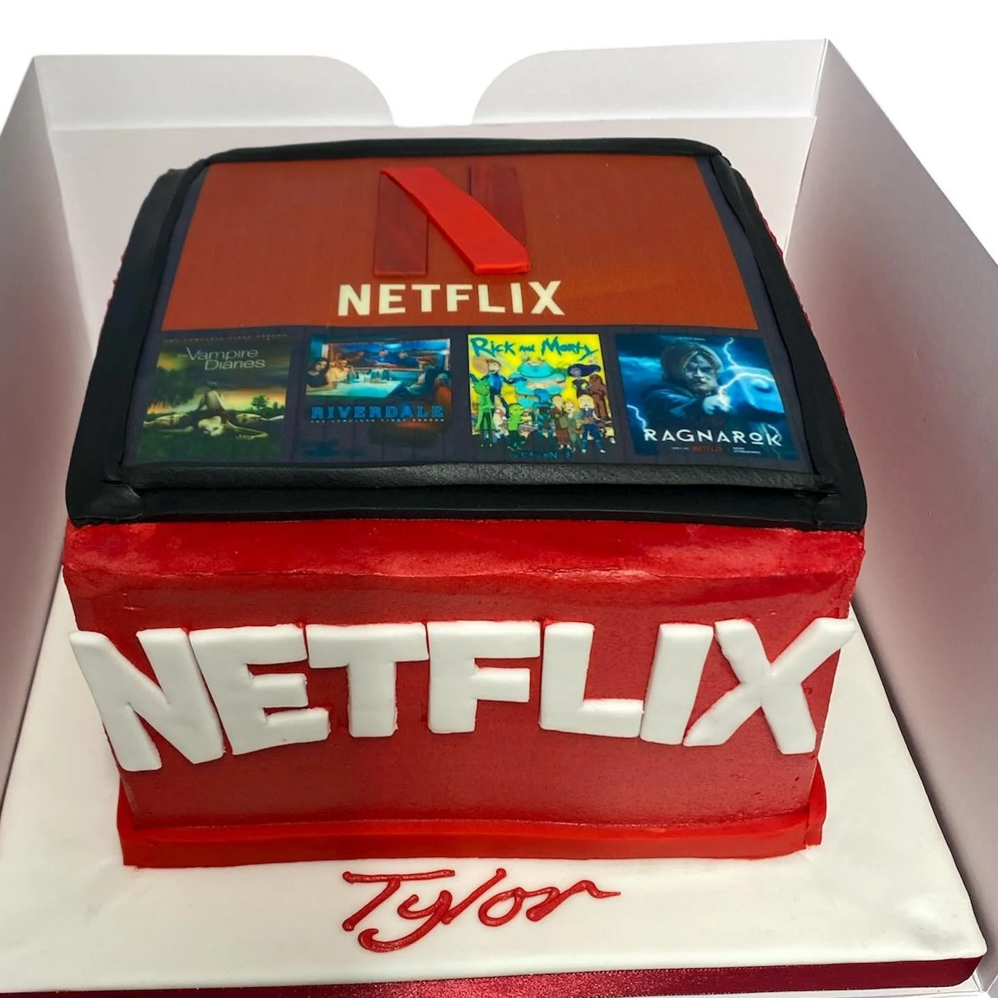 Red frosting .... everywhere!  So messy and time consuming.  This Netflix cake turned out ok in the end and that's what matters !