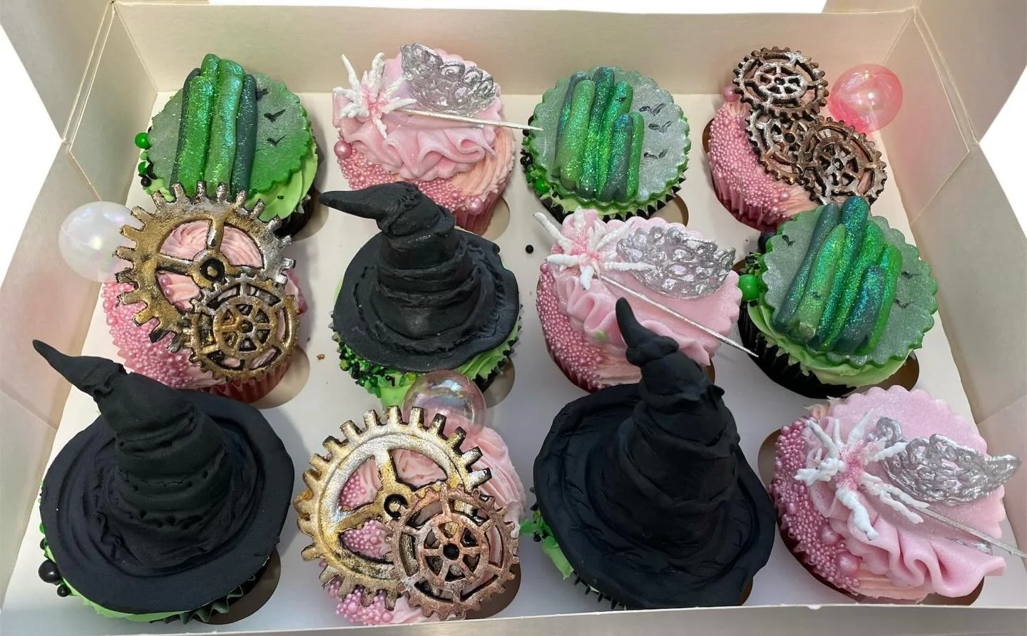 Elphaba and Glinda cupcakes