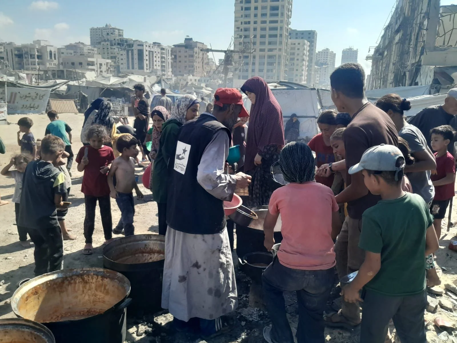 Cooking Under Bombardment: Sa7ten Serves Thousands in Gaza City
