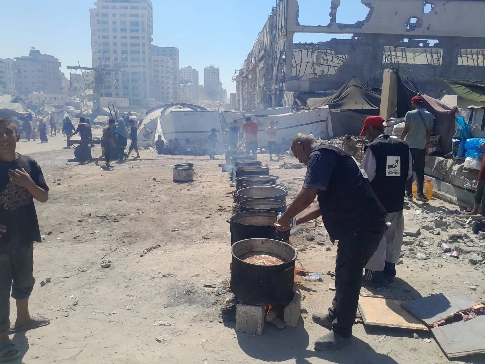 Gaza City: Sa7ten Cooks 15 Pots at Mina Camp Under Blackout as IOF Tightens Siege