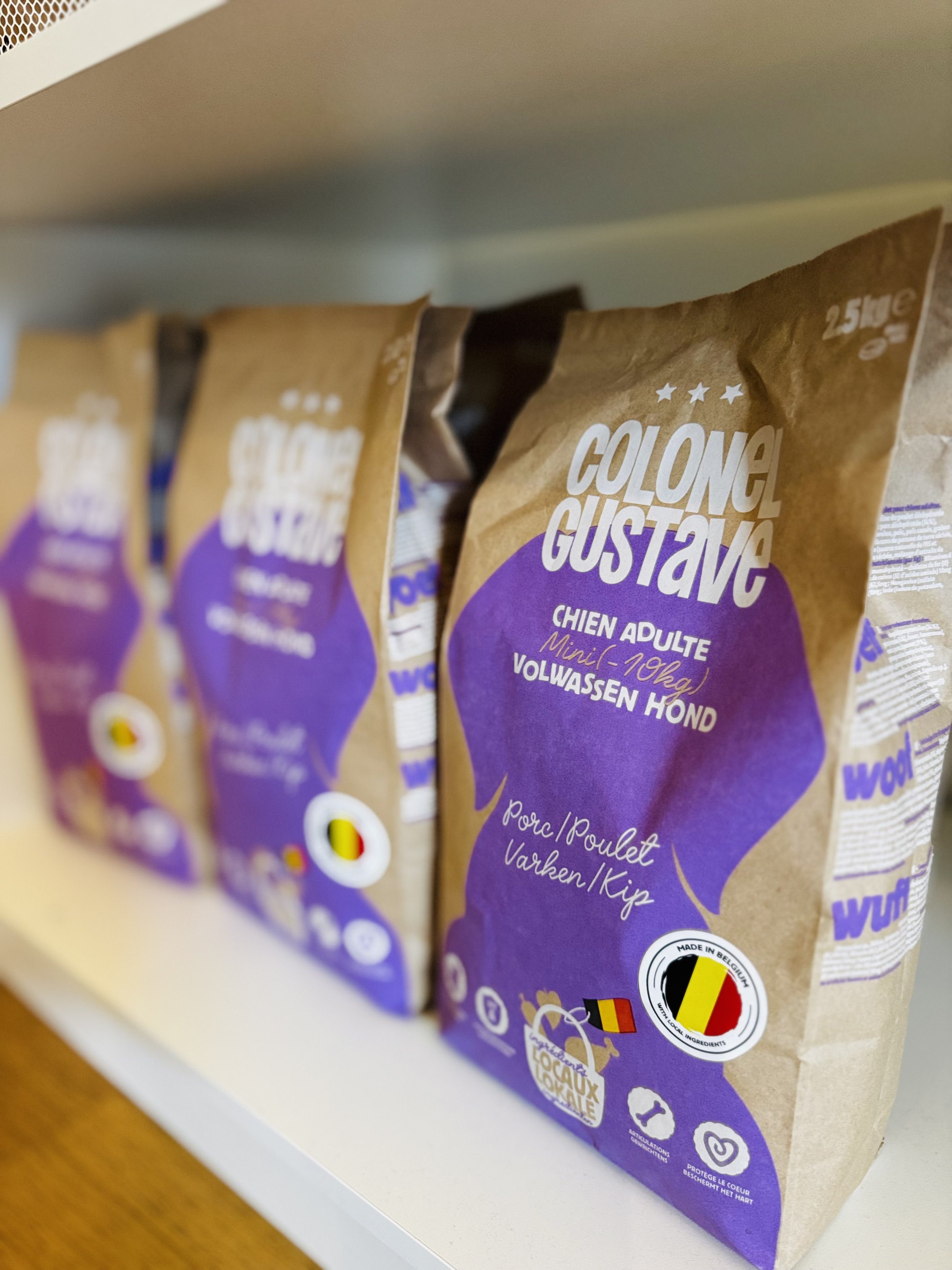 Sacs de croquettes de 2,5 L pour chien de la marque Colonel Gustave, destinés aux chiens adultes de petite taille ou de 10 kg, fabriqué en Belgique. Ingrédients d'origine naturelle, vérifié par des experts en nutrition.