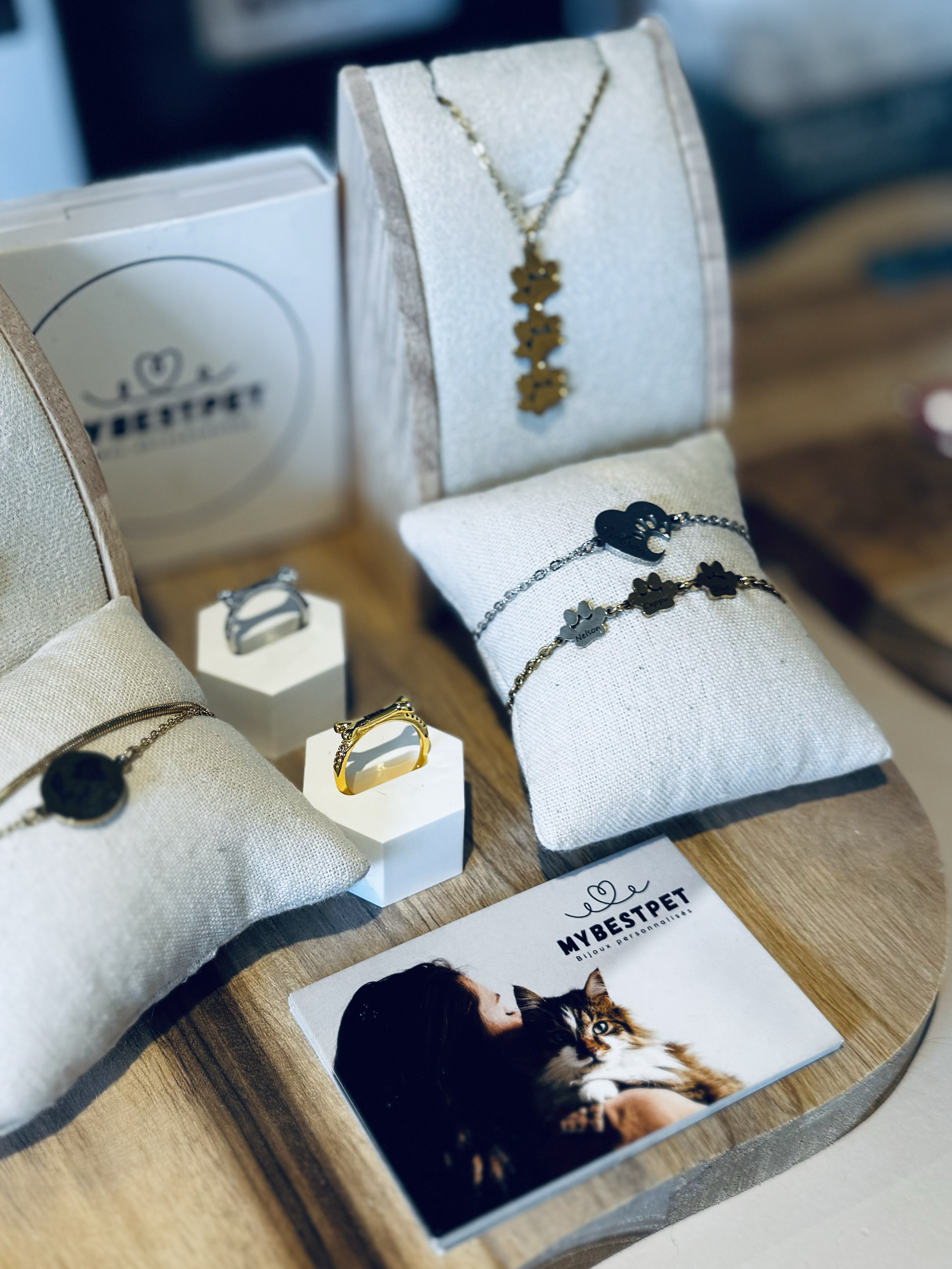 Bijoux (collier, bague, pendentif, bracelet) personnalisés à l'effigie de votre animal de compagnie (gravure de pattes, chiens, chats, noms, museaux...). Collaboration avec la marque belge Mybestpet. 
