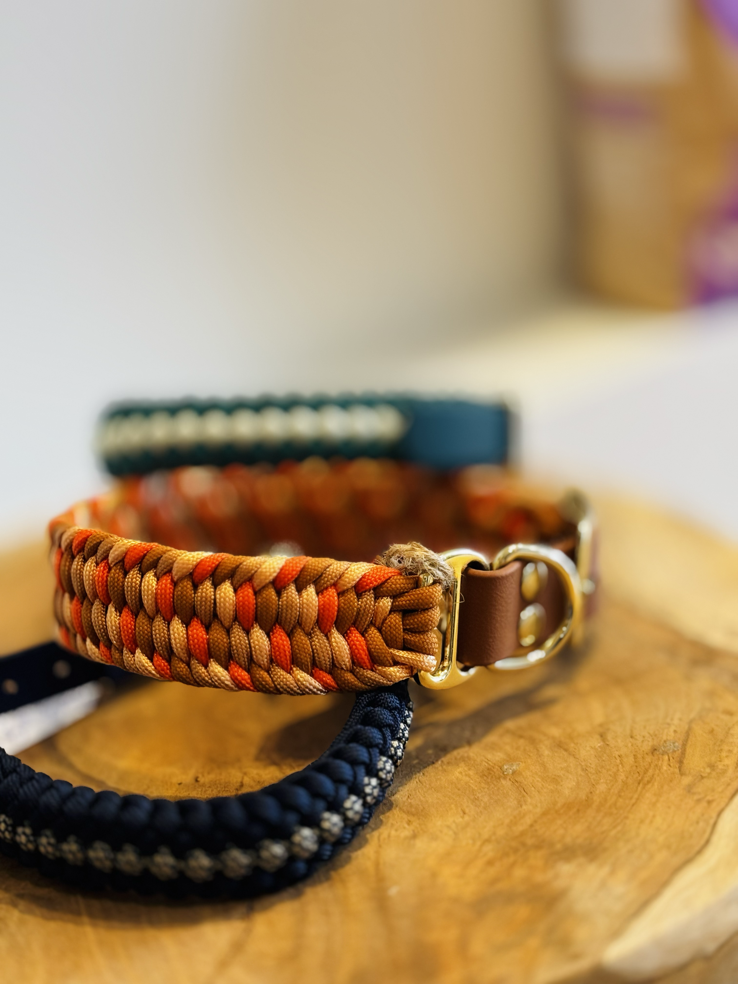 Collier pour chien en nylon tressé de différentes couleurs avec boucle métallique dorée, de la marque belge "Comme Cha et chiens", lavables en machine et 100% résistants.