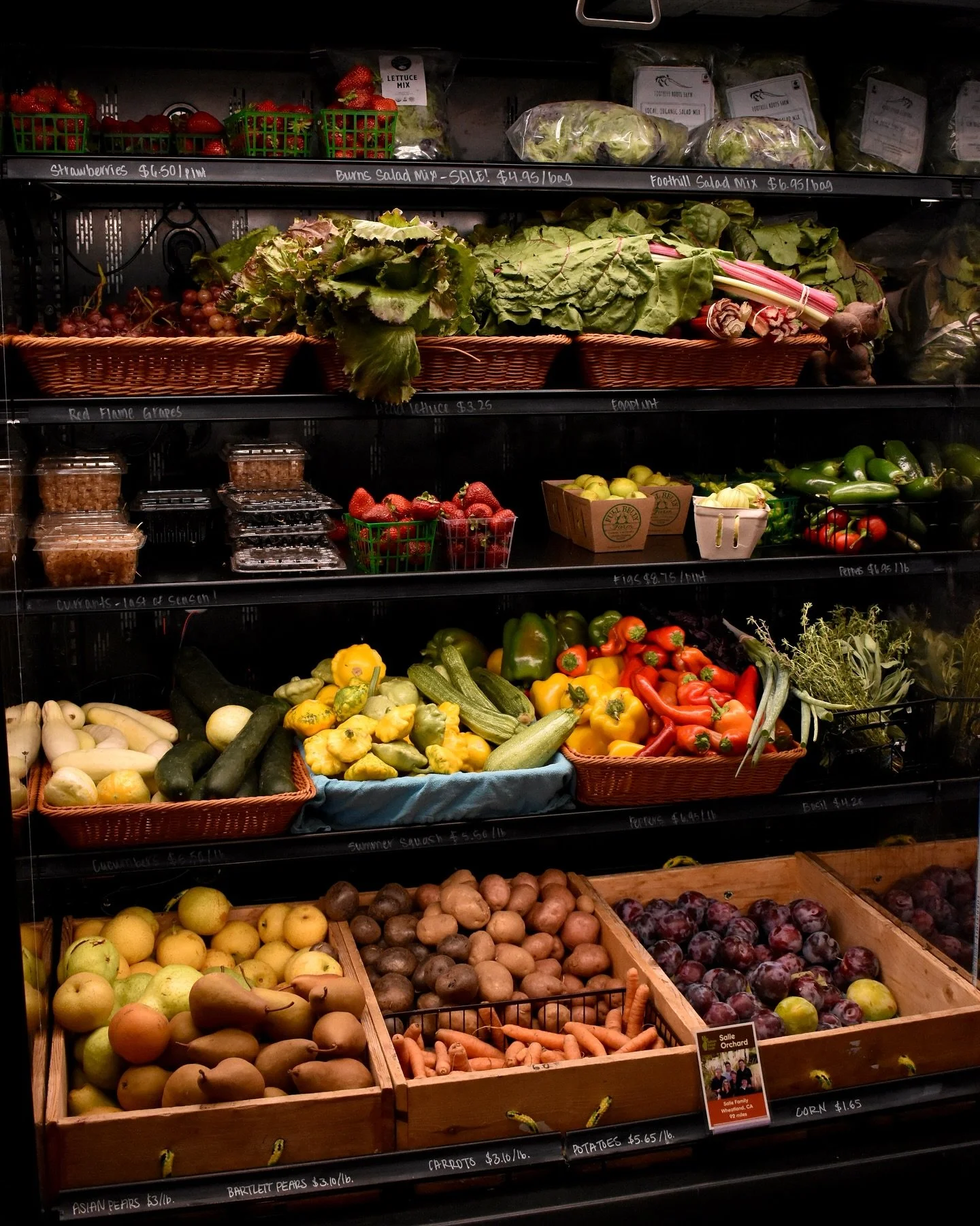 The market is open! Our farmers are offering everything from sweet stone fruit to crisp pears, juicy strawberries, beautiful bouquets, stunning corn, bountiful tomatoes, and more! Place an order before 5 pm Tuesday for Truckee pickup Thursday through