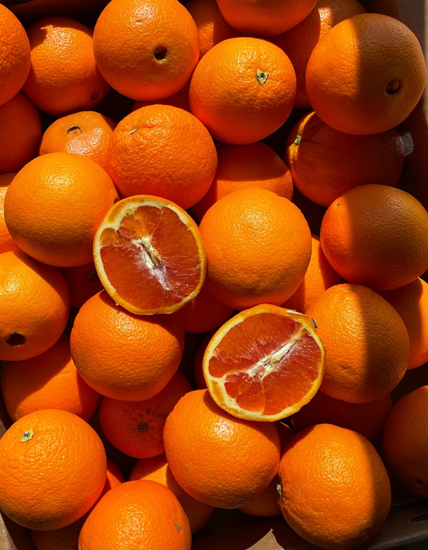 🍊✨ The market is OPEN&mdash;and we&rsquo;re so excited to offer these this week! ✨🍊

We&rsquo;re featuring Pink Cara Cara Navel oranges from &amp;
@sunsetridgefinefruits. Cara Caras are known for their gorgeous pink flesh, lower acidity, and subtly