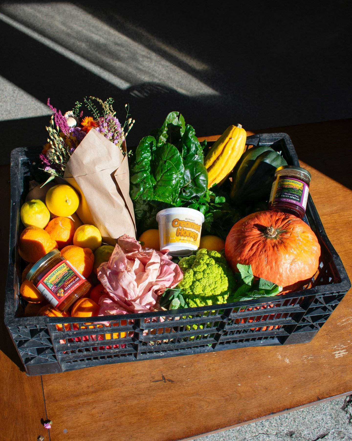 🥬✨ The market is OPEN&mdash;and we&rsquo;re so excited to offer these this week! ✨🥕

We&rsquo;re featuring Jams, Marmalades &amp; fresh citrus from @sunsetridgefinefruits. Super tasty additions to your morning meals! We also have NEW creamed honey 