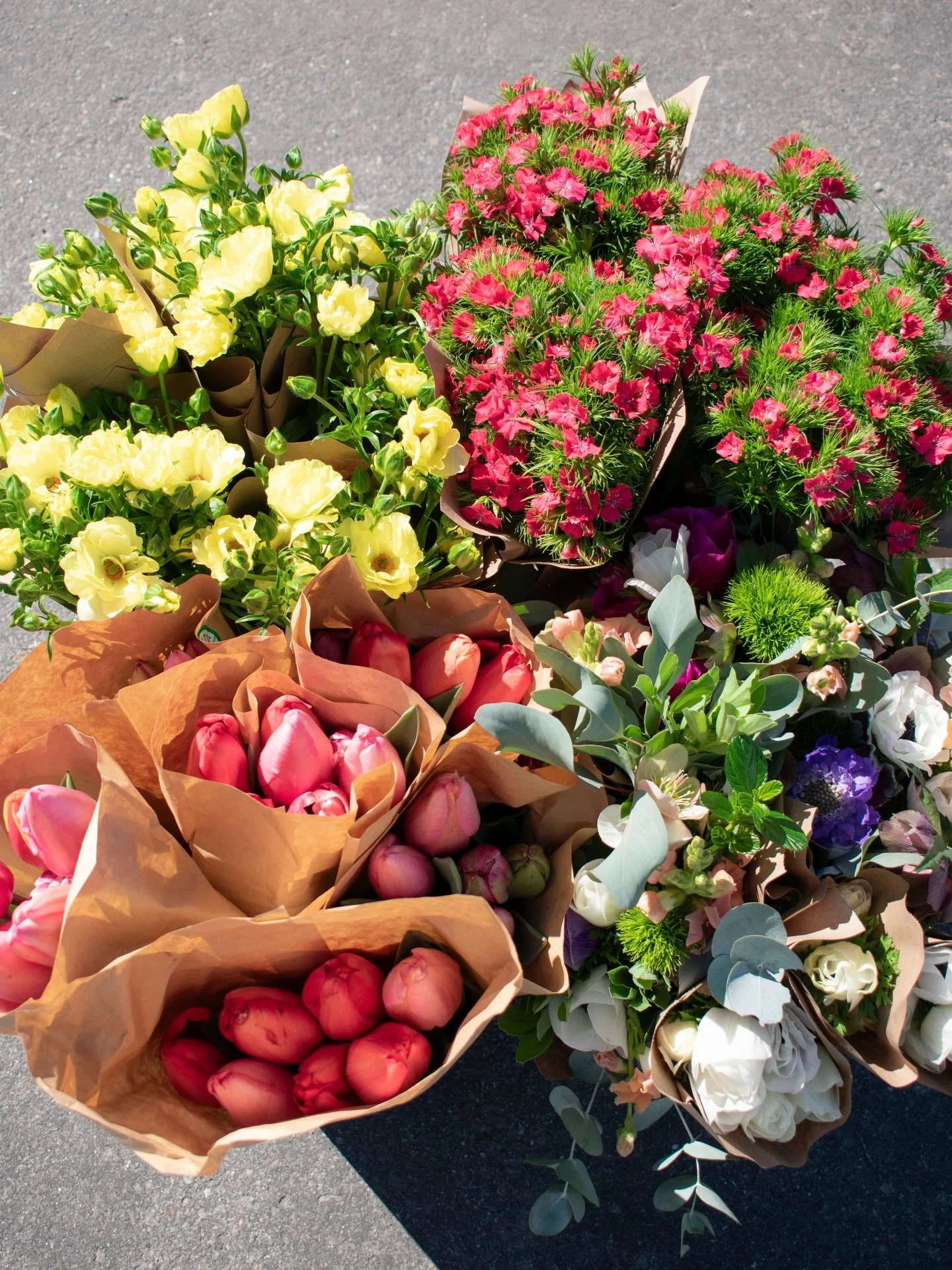 The online market is OPEN🌷💐

We&rsquo;ve got fresh flowers people!!! We are ecstatic to feature so many stellar floral bunches and bouquets from our farms to kick off March. We have sparkling Ranunculus and neon Dianthus from @burnsblossomfarm, ele