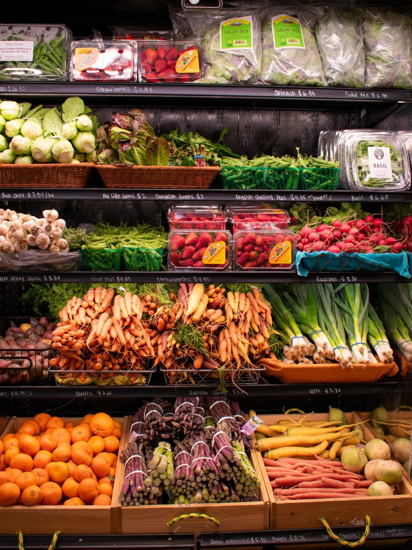 🫛The online market is OPEN🍊

We have lots of SPRING produce in the shop and online market this week (and stunning flower bouquets)! Stock up on Valencia and Navel oranges from @the.flower.farm , Bunched carrots from @alemayafarm , Salad greens from