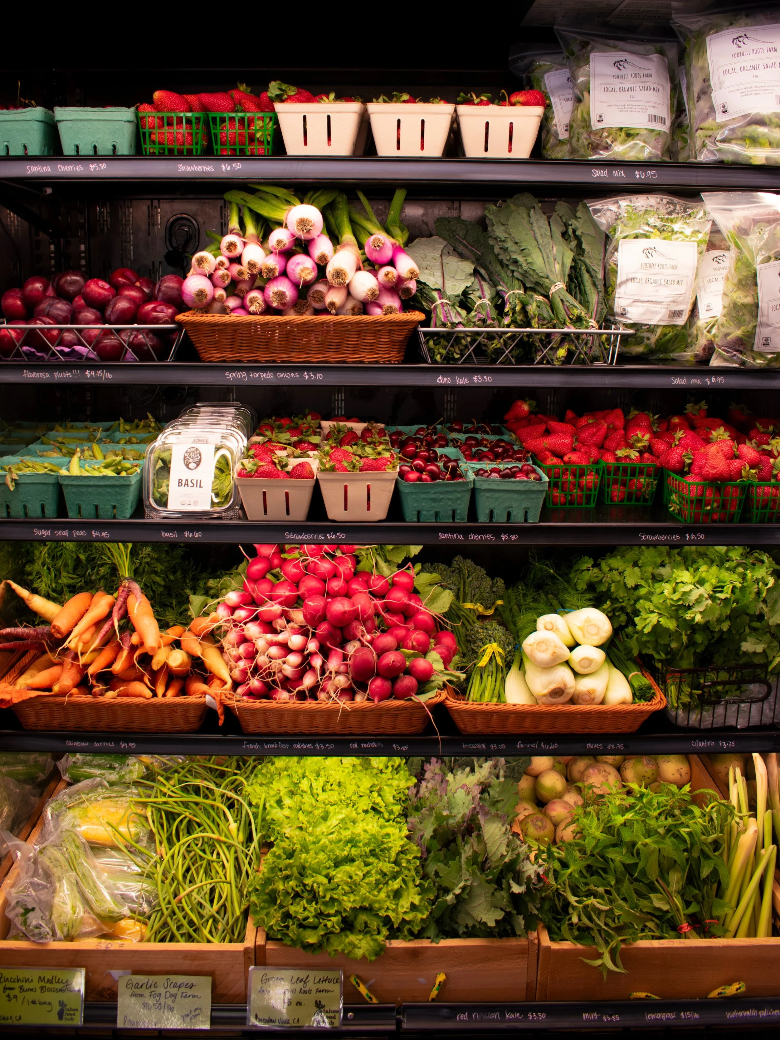The online market is OPEN🍒🍓

We have LOTS of fun additions to the market next week! Sweet Blueberries @locablueberryfarm, Rainier and Coral cherries @jandmfarmslodi_, Frisee and Gem lettuce @feedingcranefarm, Tomatoes @burnsblossomfarm and more! 

