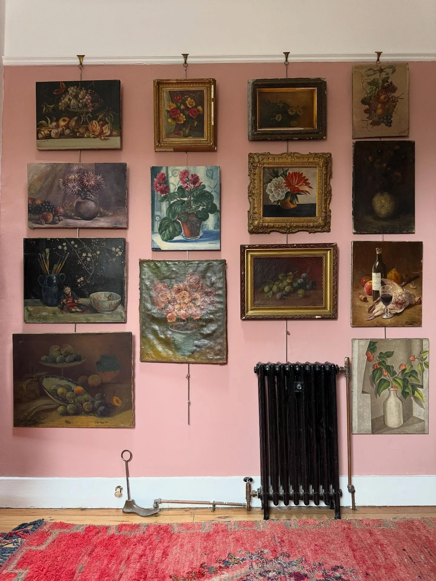 Finally decorated this room - made a gallery (all paintings for sale on my website) and of course we had to have a wall for heads (not for sale unfortunately)
-
-
-
#marrakechpink #fenwickandtilbrook #duskylinen #gothicfireplace #bunkbeds #canalboat