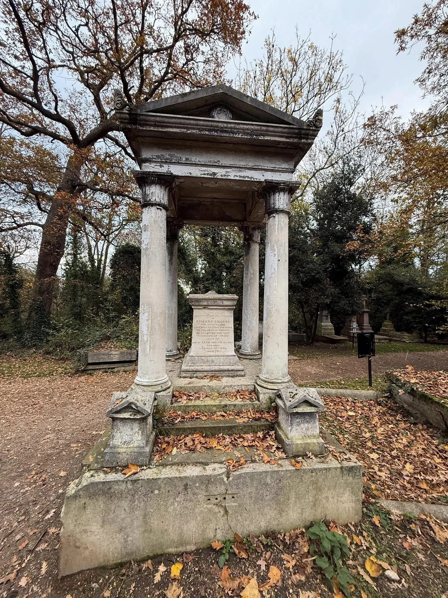 An autumnal walk around Nunhead Cemetery today 
-
-
-
#nunheadcemetery #allsaintscemetery #londoncemeteries #victoriangothic #graves #crows #woodlandwalk