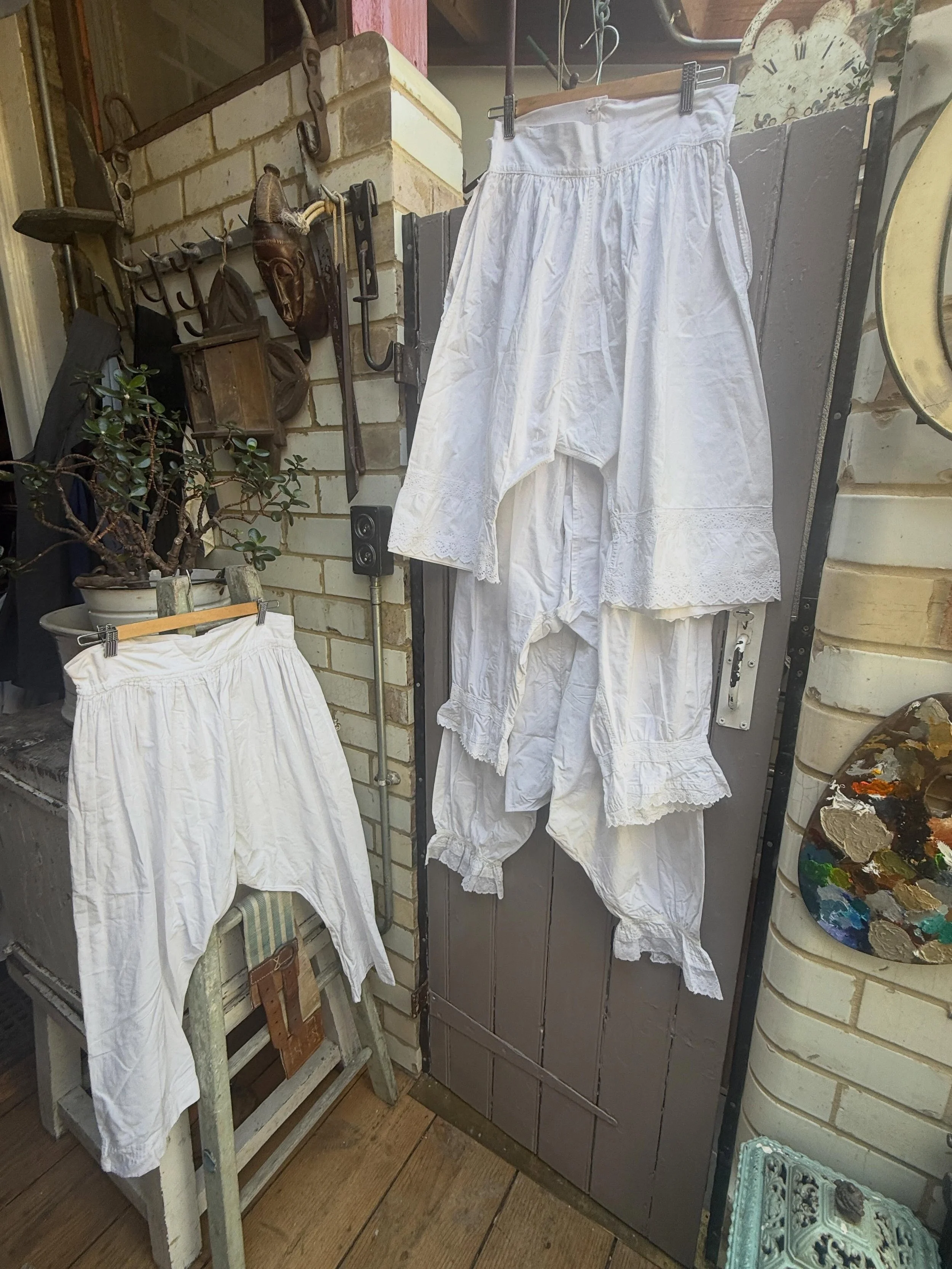 Bloomers and shorts coming up 
-
-
-
#bloomers #shorts #antiquelingerie #whites