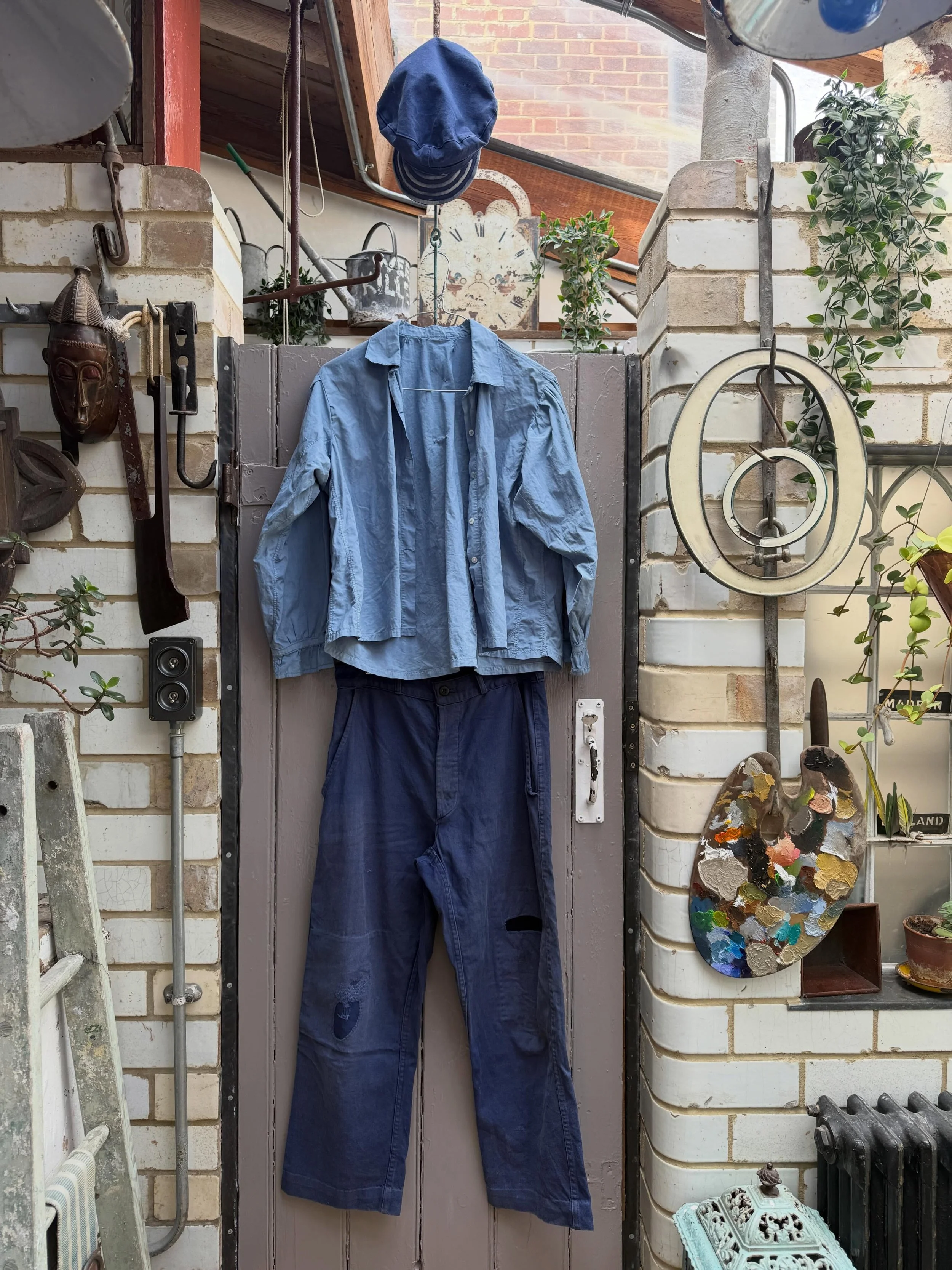 Some blues coming up - trousers with patches, sky blue shirt and blue cap 
-
-
-
#blues #frenchworkwear #blueshirt #bluecap