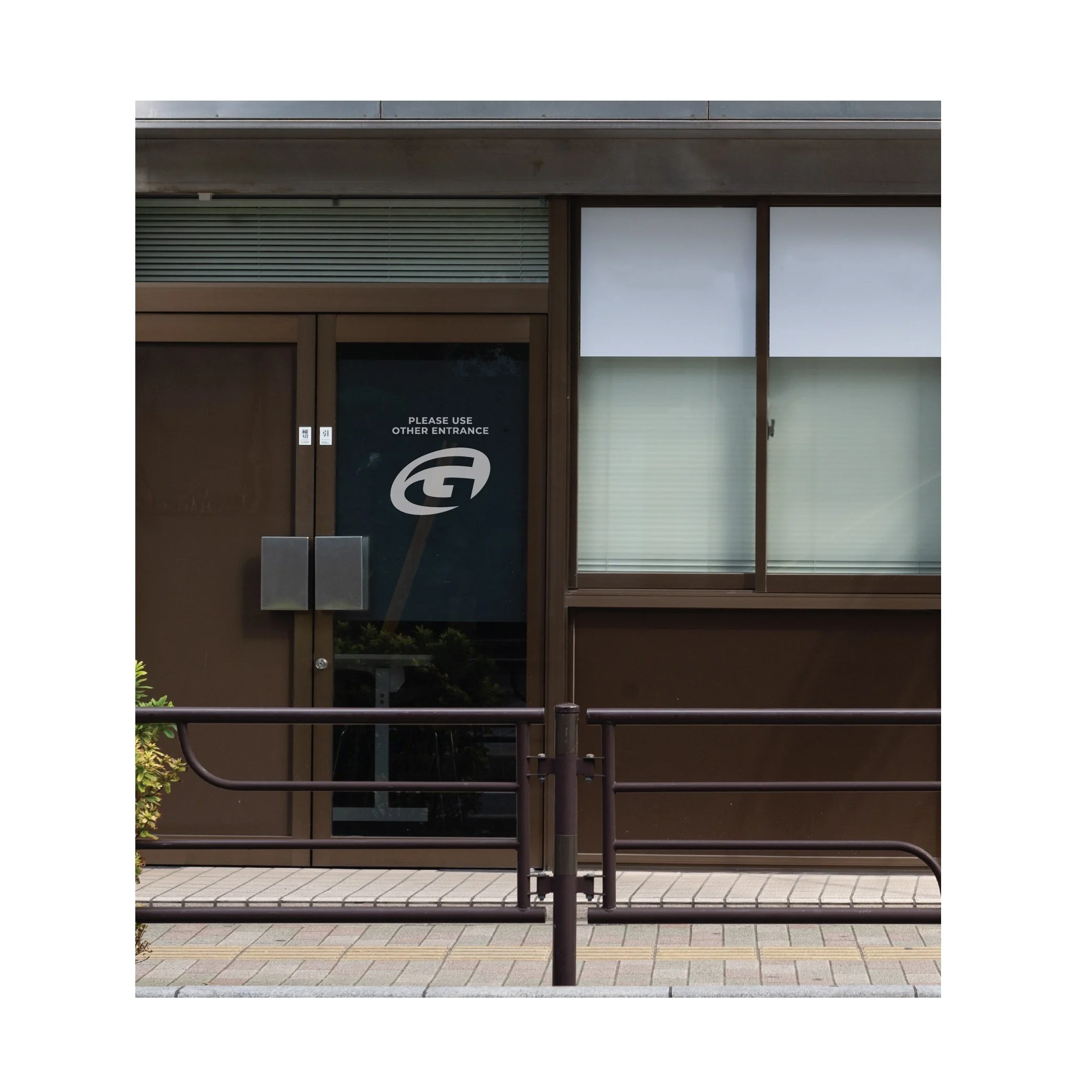 Golftec_Decal_PleaseUseOtherEntrance_FrostedG.jpg