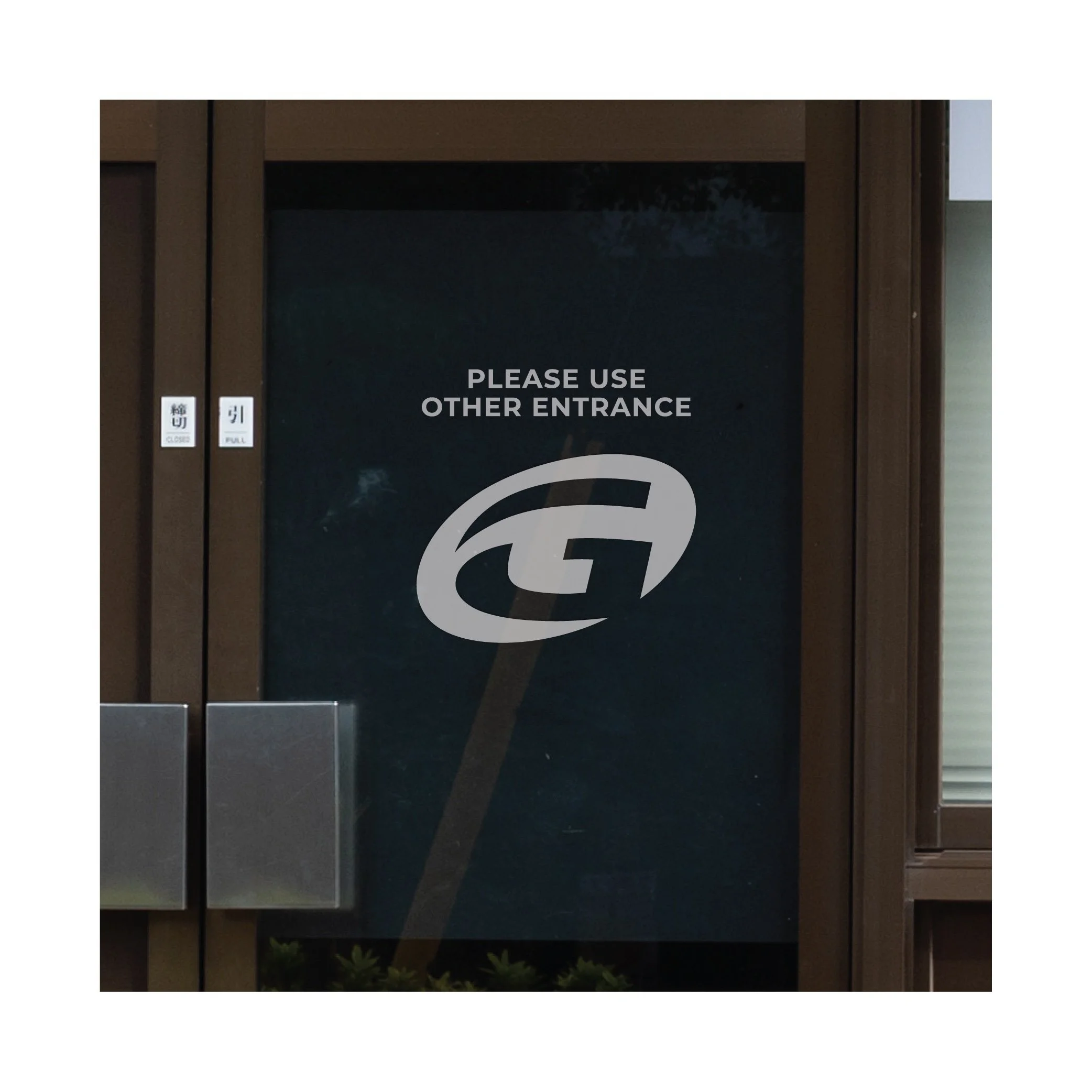 Golftec_Decal_PleaseUseOtherEntrance_FrostedG_ZoomedIn.jpg