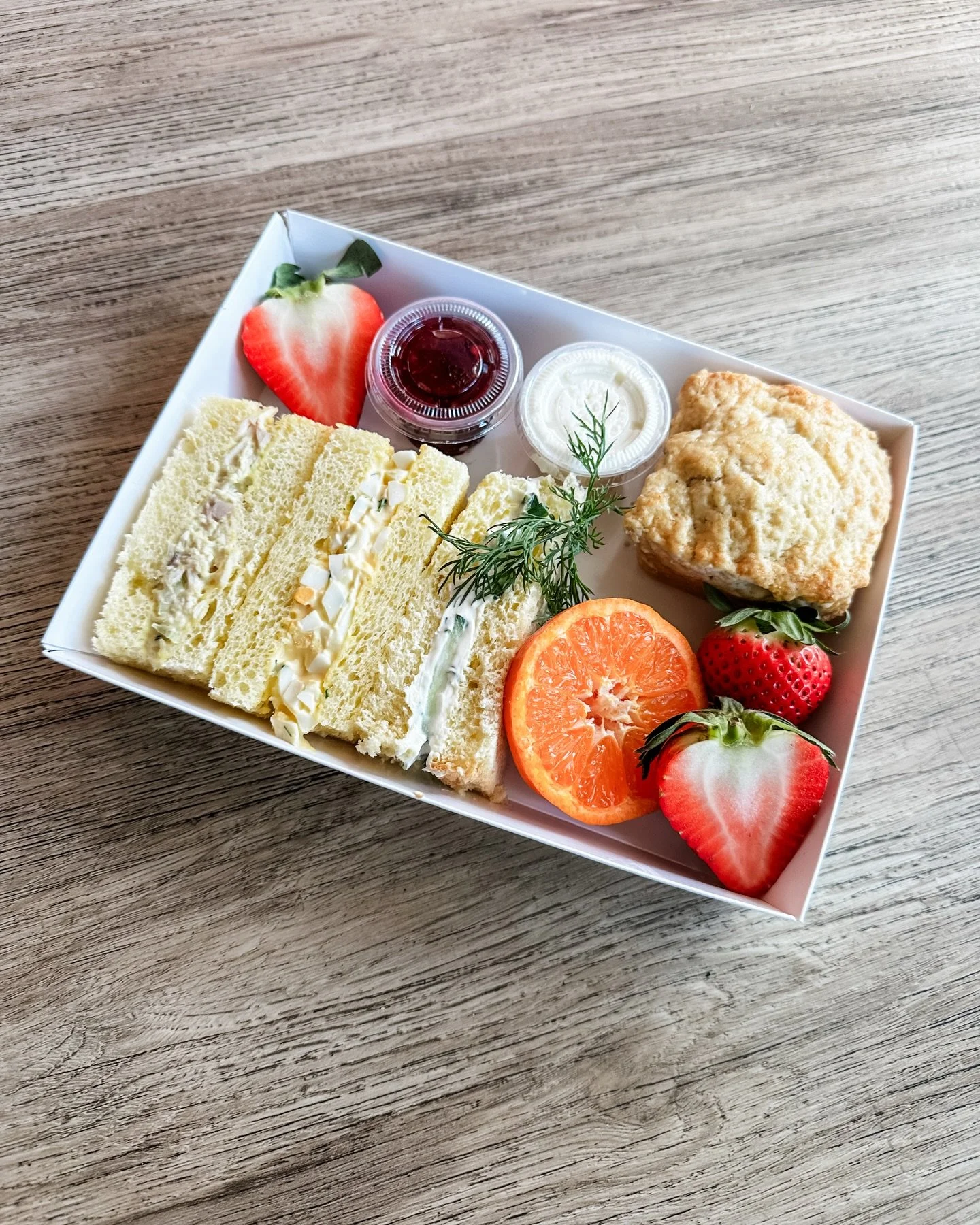 It&rsquo;s that time of year&hellip; tea parties, picnics, heading to the Hollywood Bowl and we have got you covered! Whether it&rsquo;s our tea party box or a picnic pack with friends Neighbors &amp; Friends has got you covered &hearts;️ slide into 